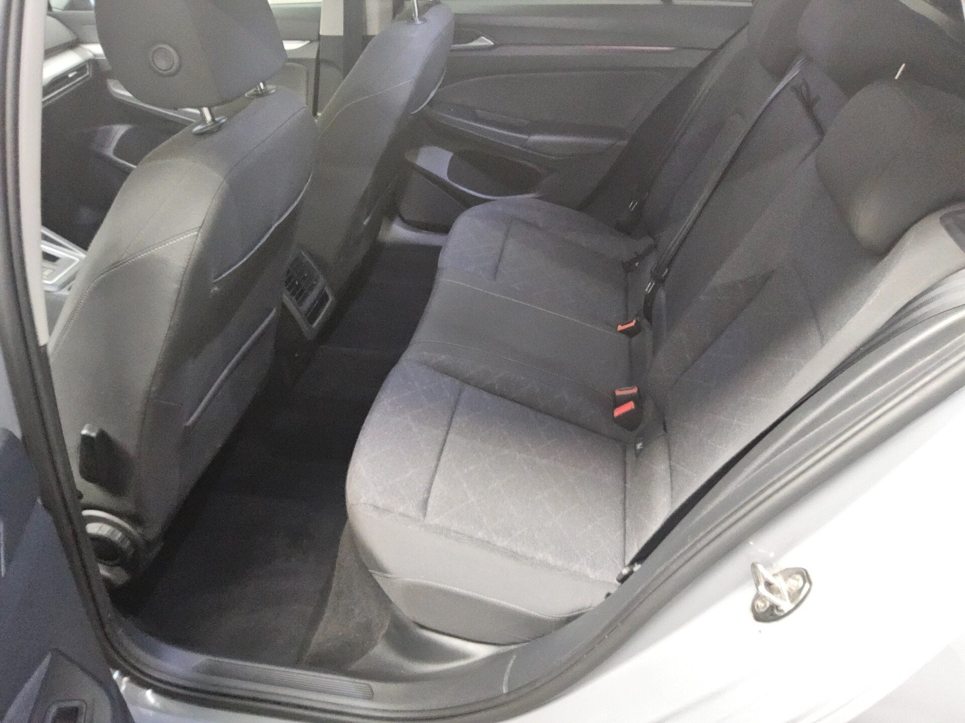 Volkswagen Golf-8 Var. 2.0 TDI Life Navi LED AID Shz RFK 13