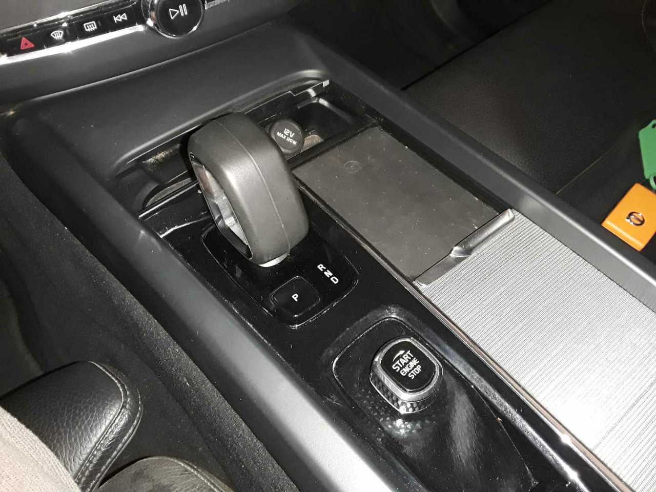 Volvo XC60 B4 D AWD Core Navi LED Leder AHK RFK 12