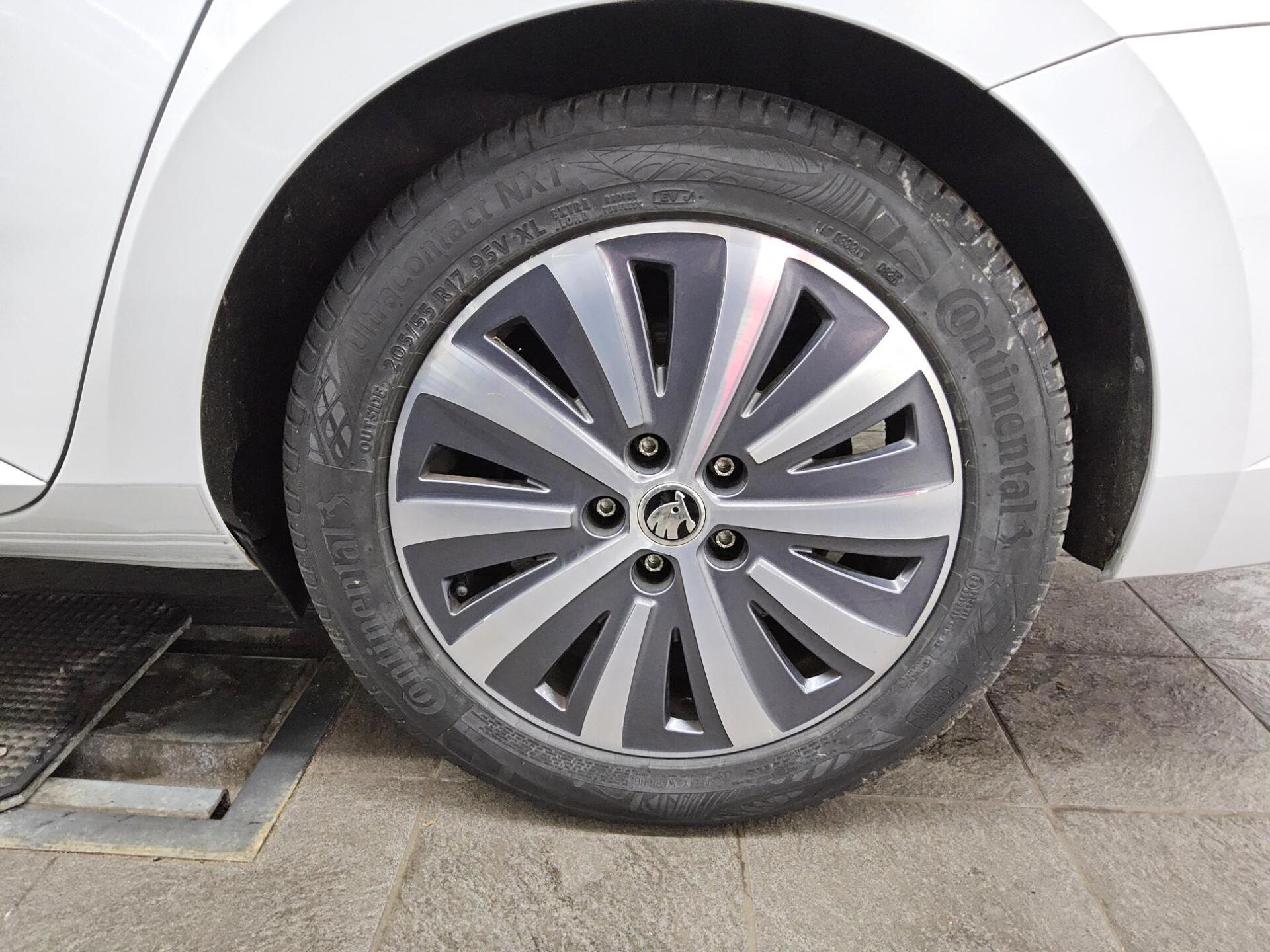 Skoda Superb Kombi 1.4 TSI iV Ambition Navi LED AID 11