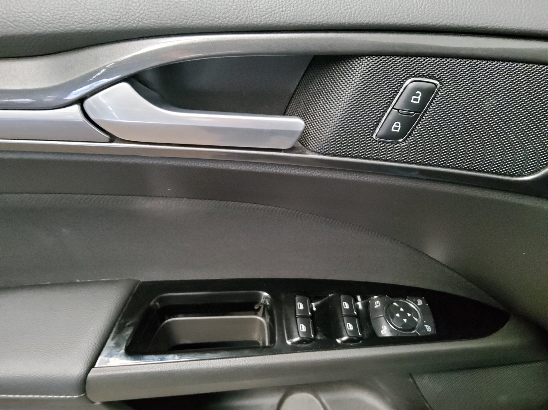 Ford Mondeo Turnier 2.0 EB Titanium Navi LED AHK RfK 9
