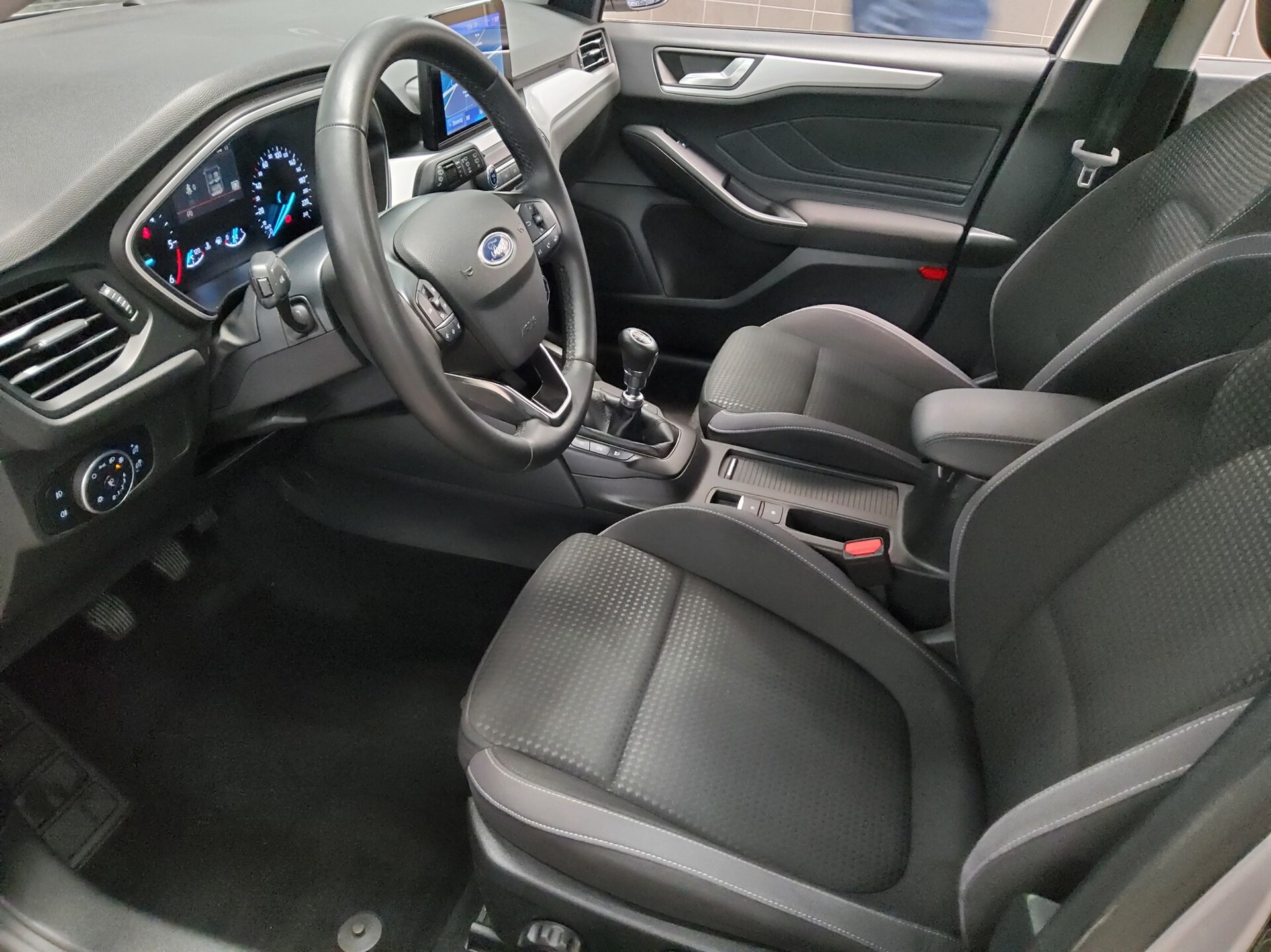 Ford Focus 1.5 EB Cool&Connect Navi LED PDC SHZ 8