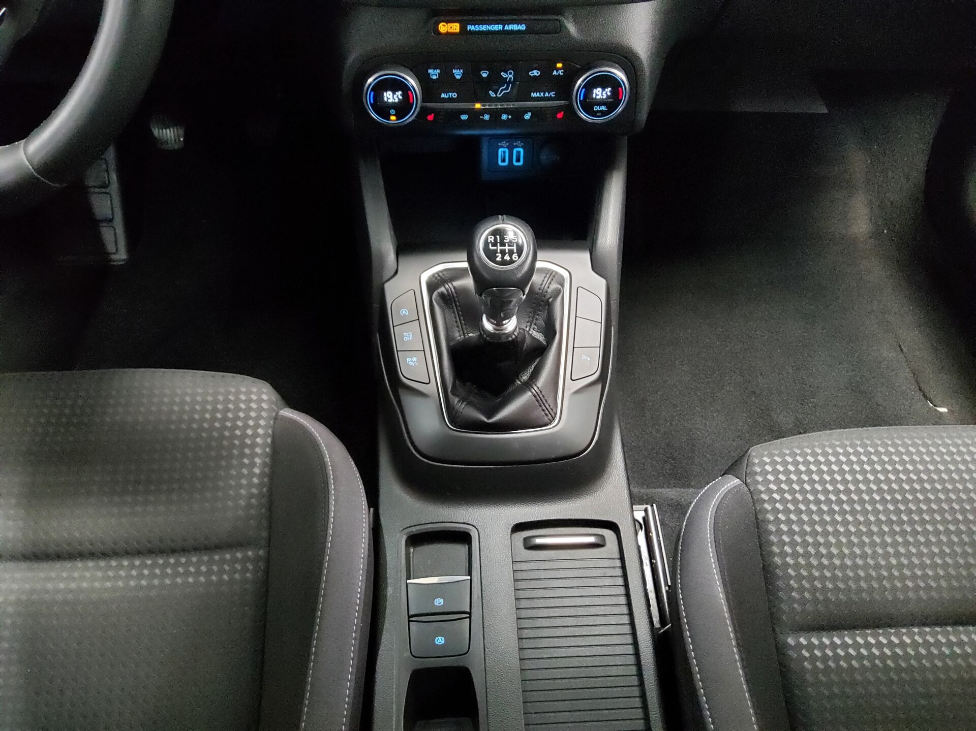 Ford Focus 1.5 EB Cool&Connect Navi LED PDC SHZ 6