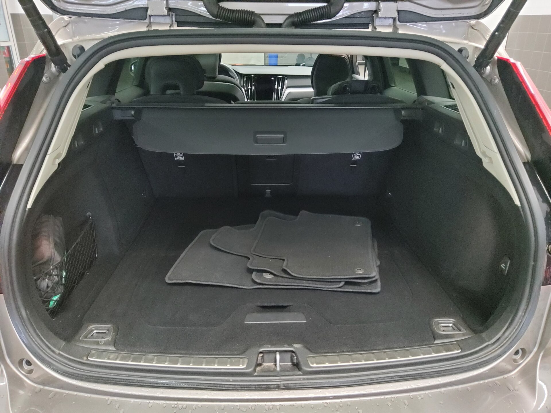 Volvo V60 B4 D Momentum Pro Navi LED Pano 360° AHK PDC 12