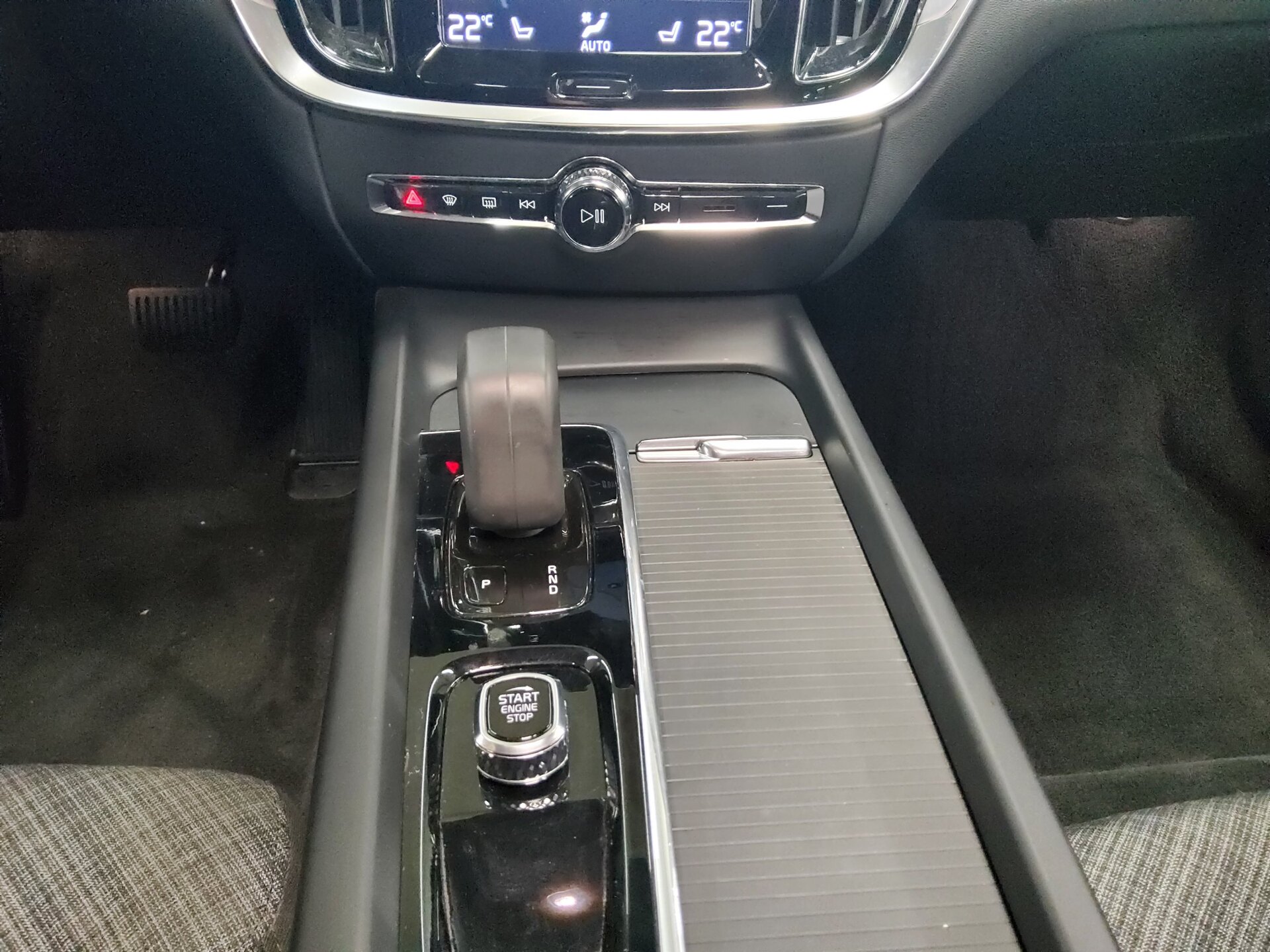 Volvo V60 B4 D Momentum Pro Navi LED Pano 360° AHK PDC 6