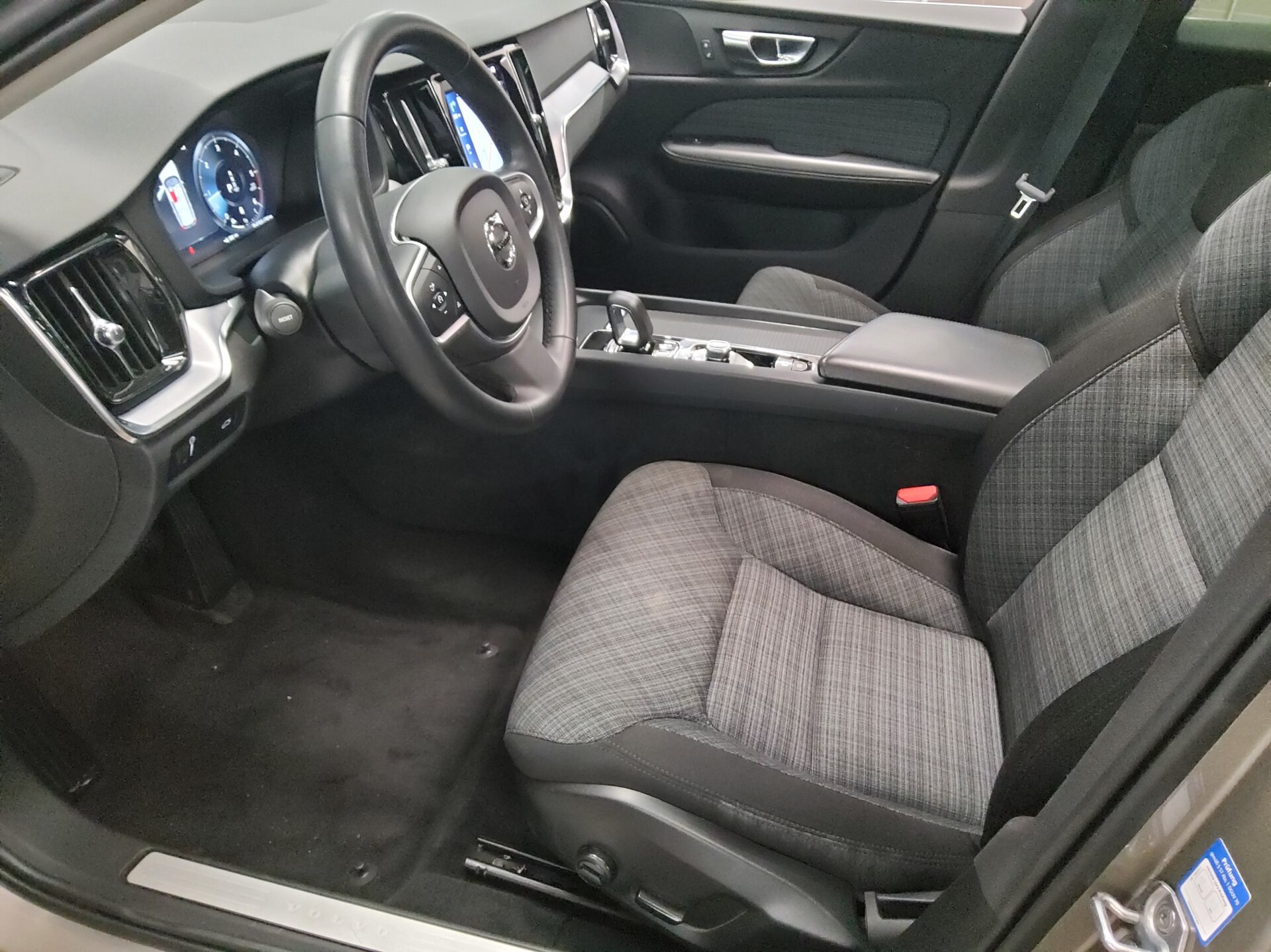 Volvo V60 B4 D Momentum Pro Navi LED Pano 360° AHK PDC 9