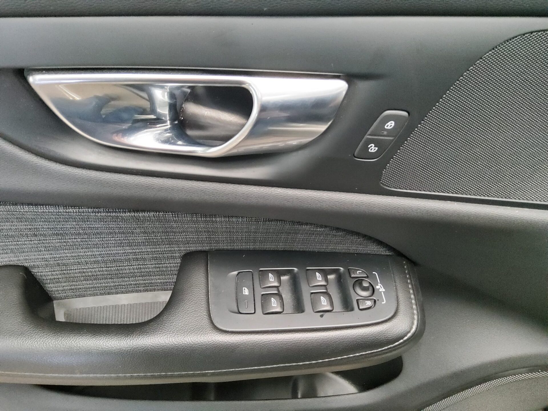 Volvo V60 B4 D Momentum Pro Navi LED Pano 360° AHK PDC 10
