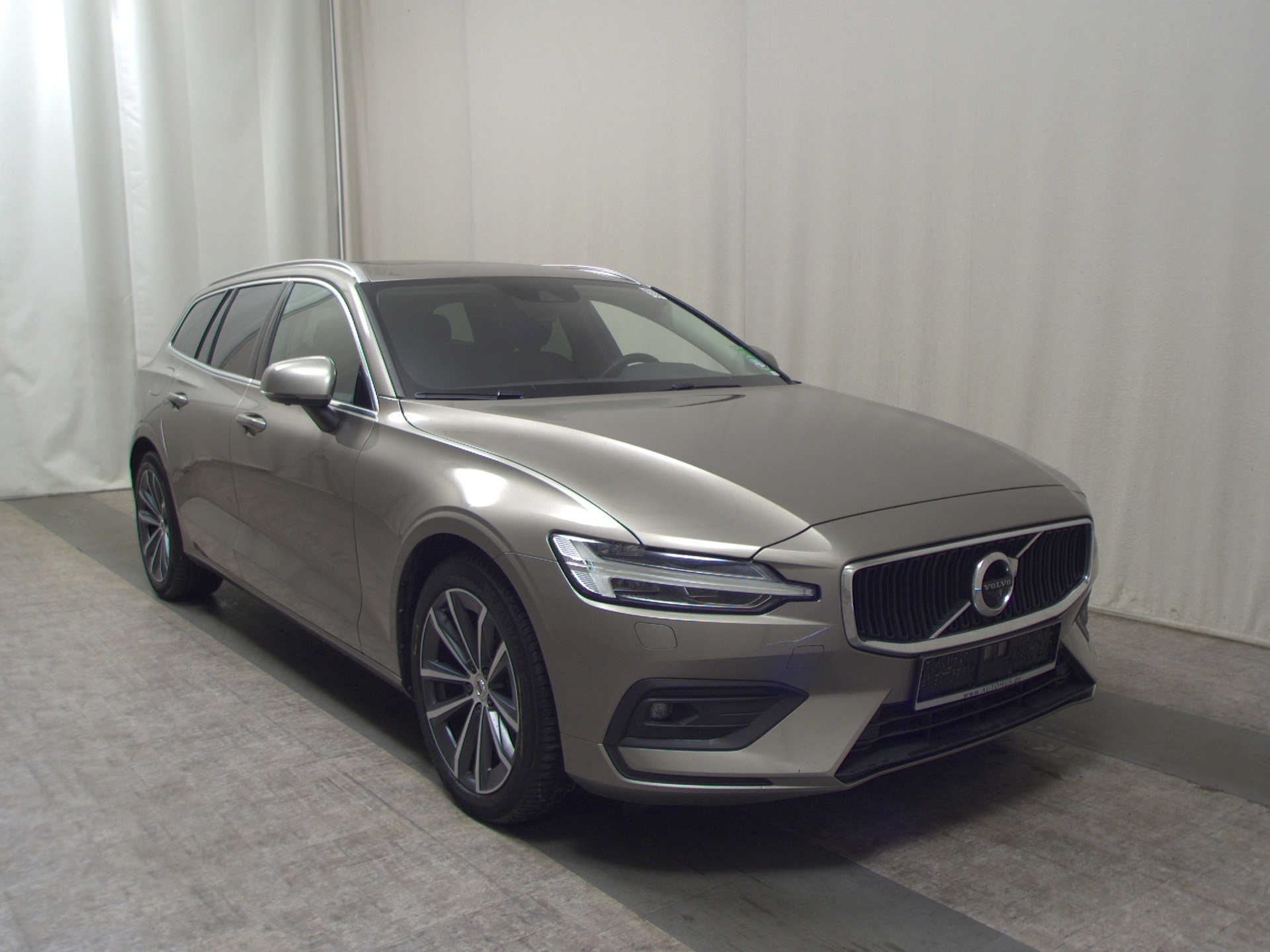 Volvo V60 B4 D Momentum Pro Navi LED Pano 360° AHK PDC 3