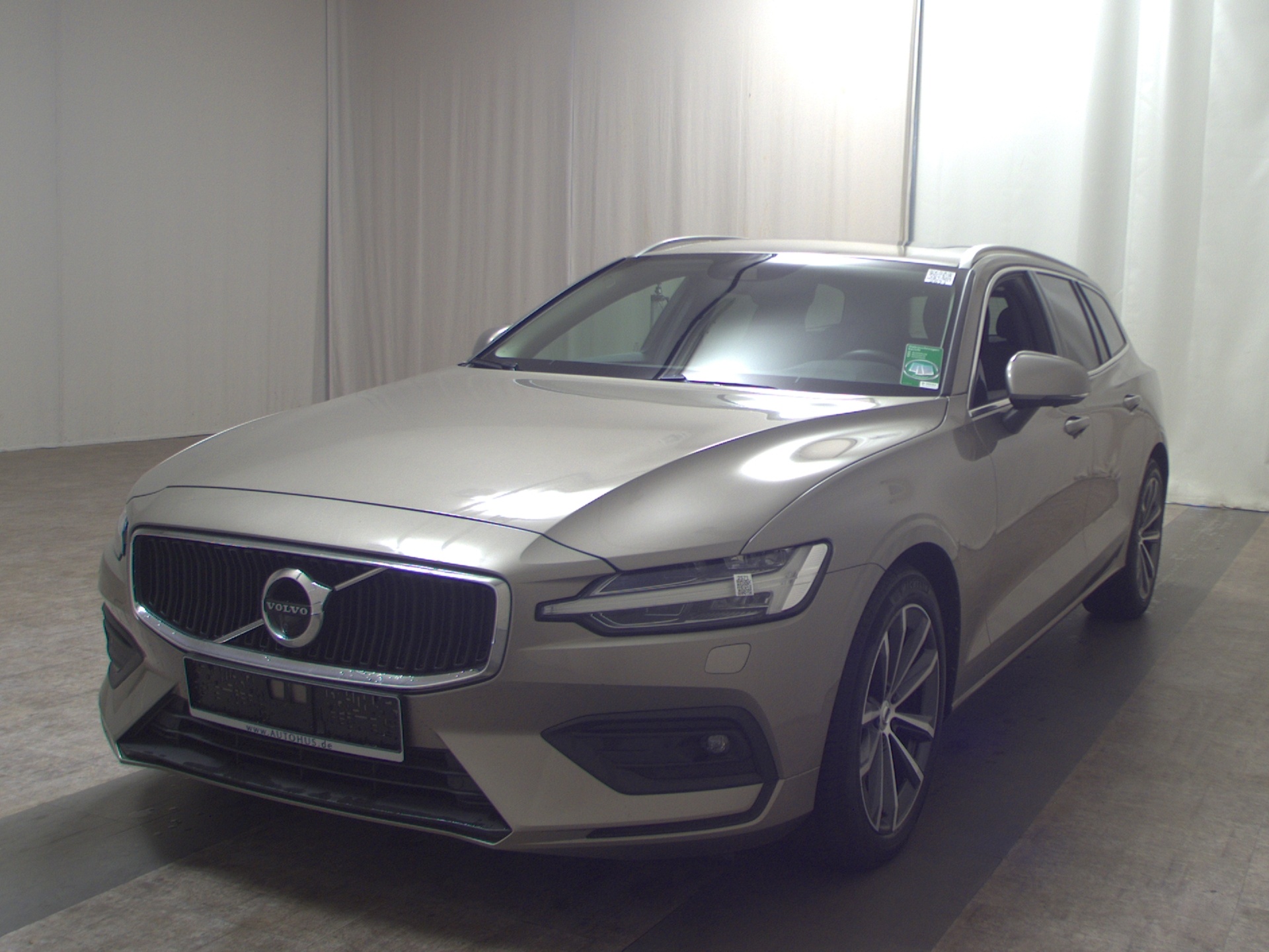 Volvo V60 B4 D Momentum Pro Navi LED Pano 360° AHK PDC 2