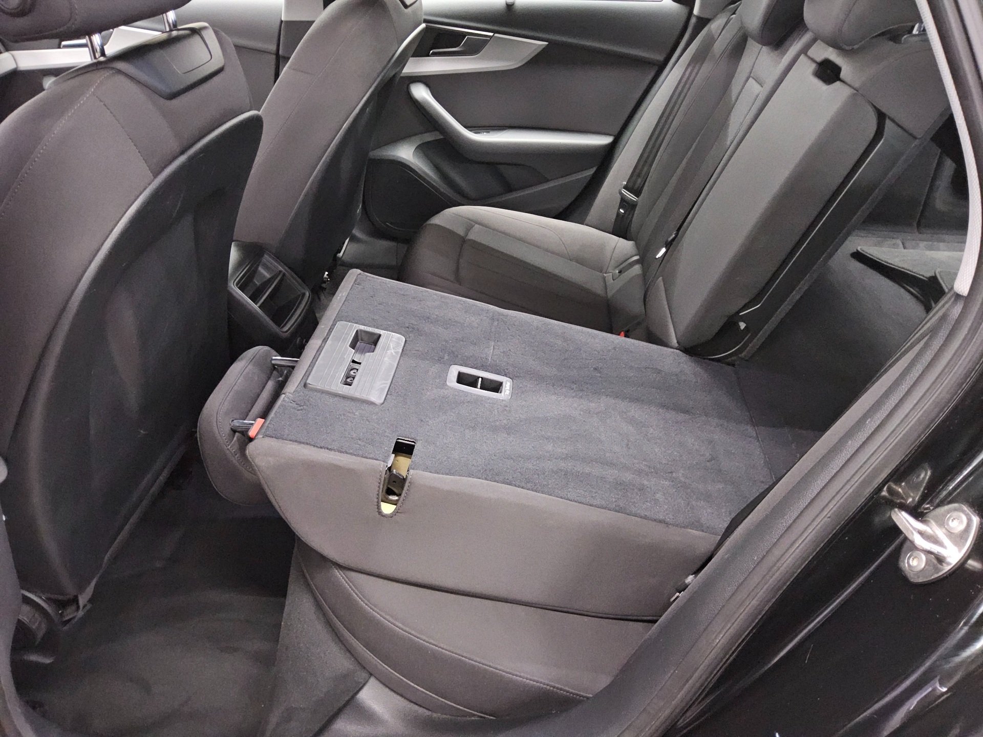 Audi A4 Avant 35 TDI Navi LED HuD PDC Shz Tempomat 12