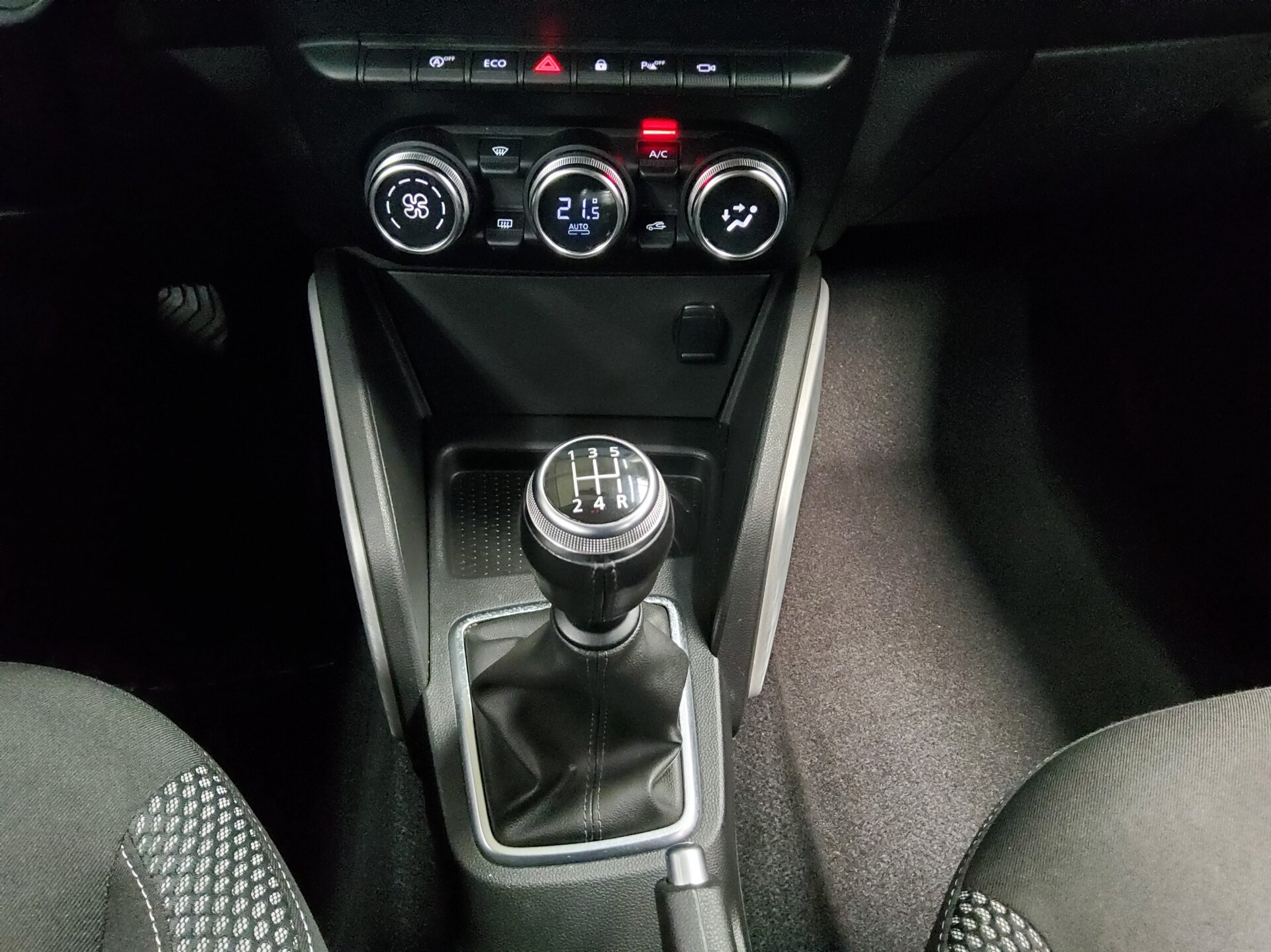 Dacia Duster 1.0 TCe Prestige Navi AHK Shz DAB Klima 6