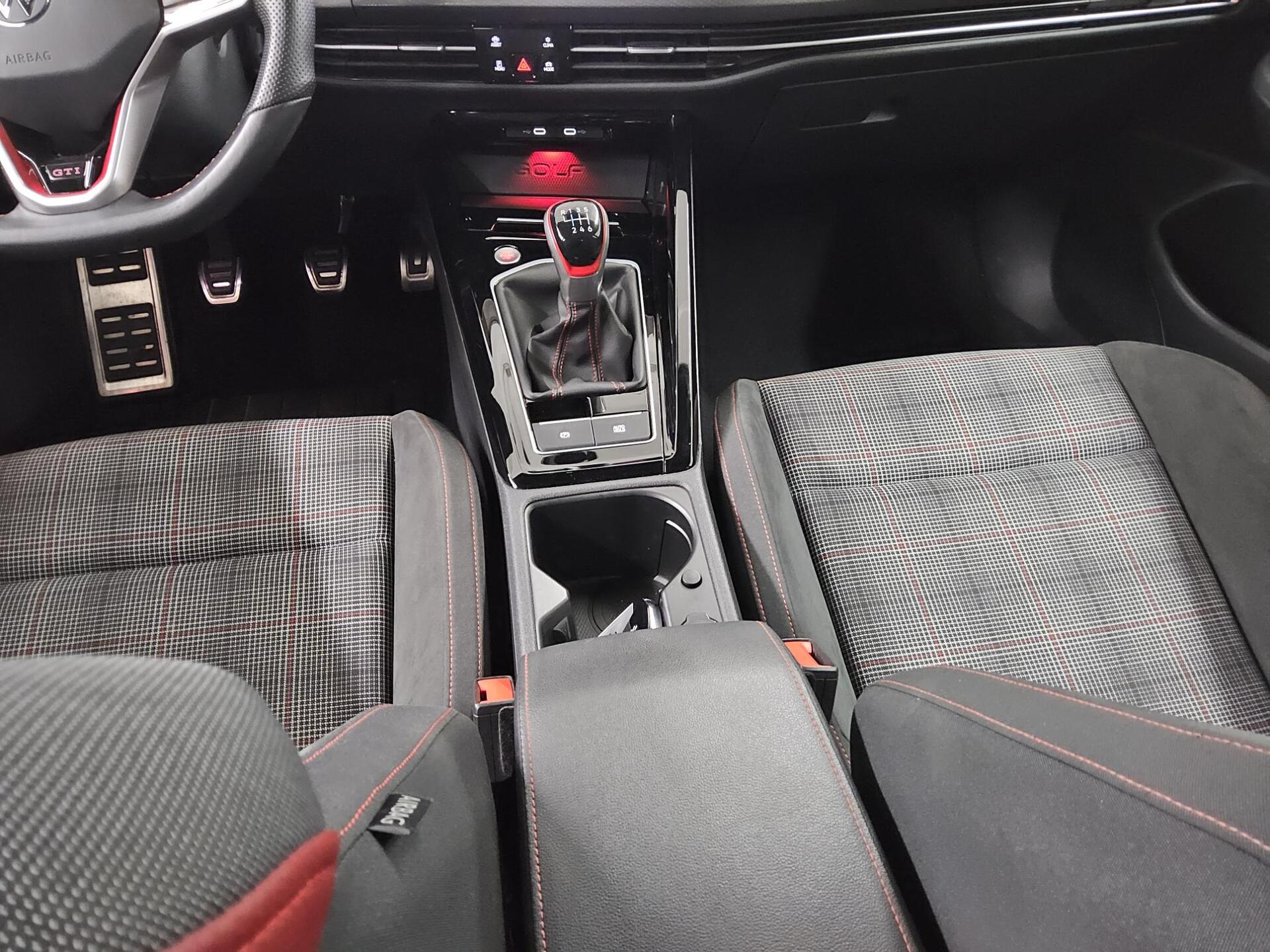 Volkswagen Golf-8 2.0 TSI GTI Navi LED+ AID ACC PDC USB Shz 6