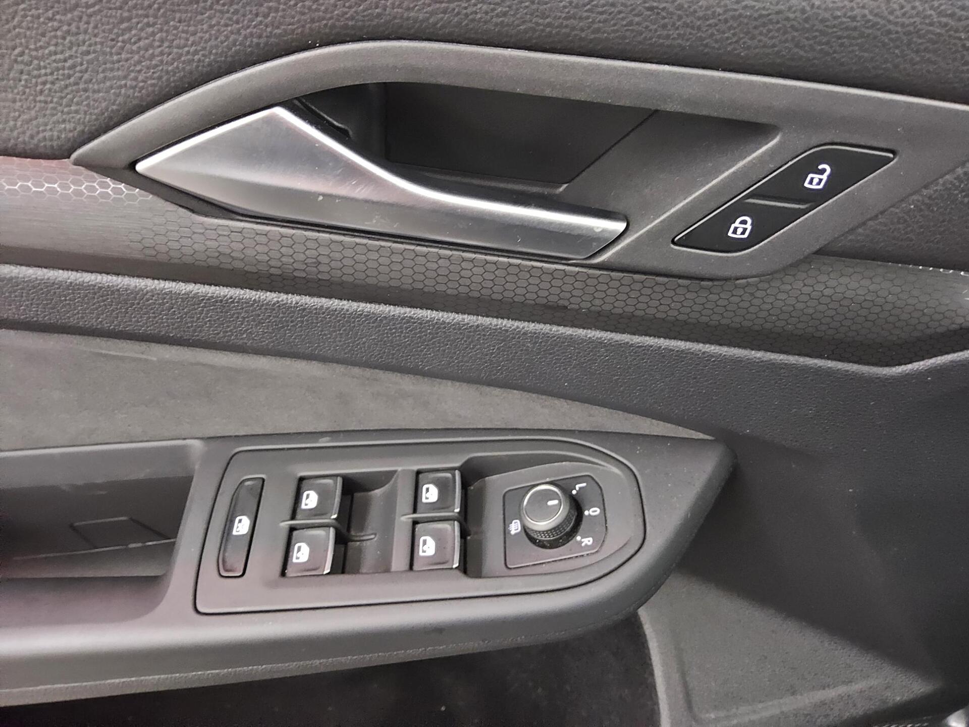 Volkswagen Golf-8 2.0 TSI GTI Navi LED+ AID ACC PDC USB Shz 10
