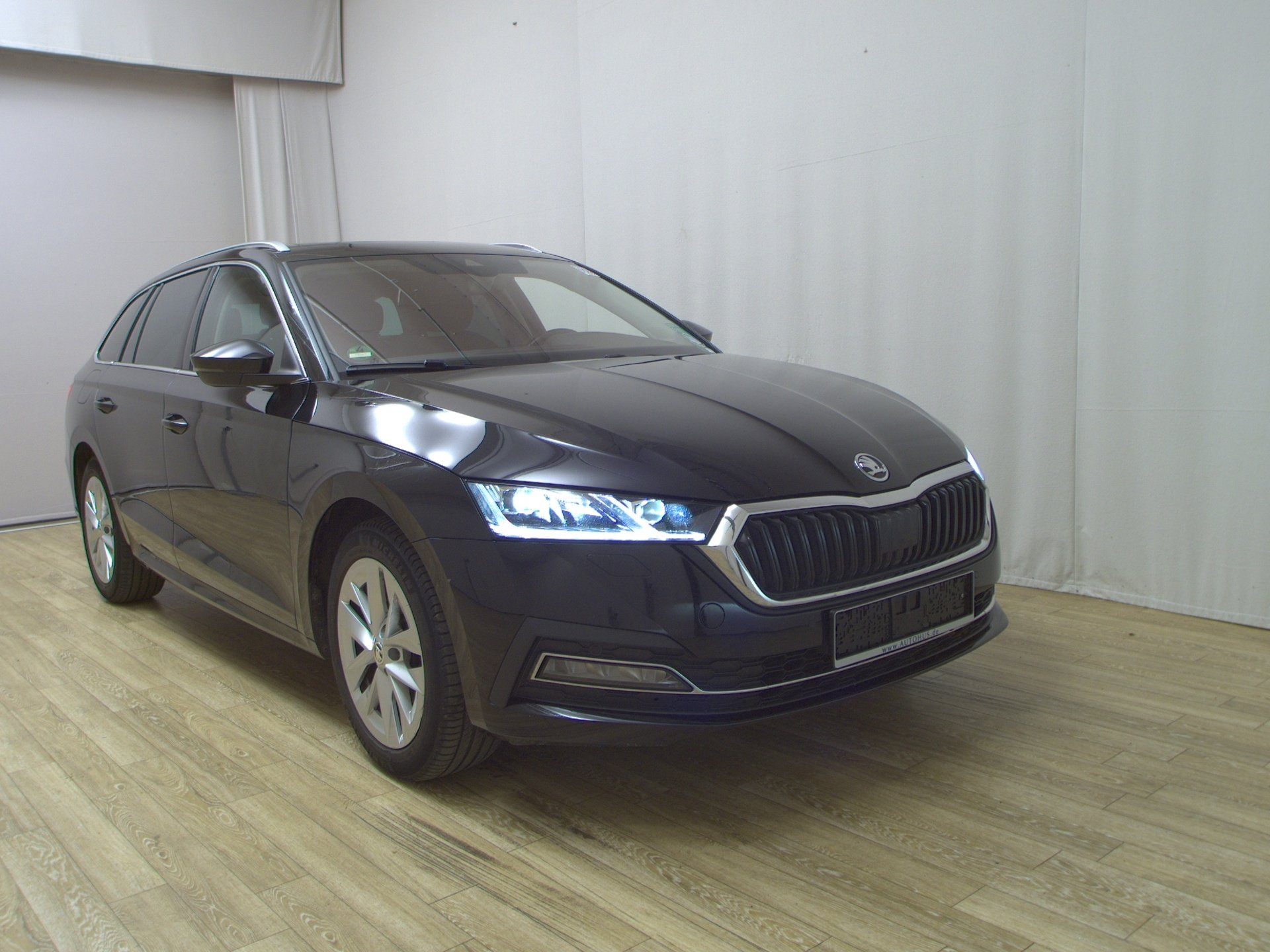 Skoda Octavia Kombi 2.0 TDI Style LED+ vc Pano RFK AHK 3