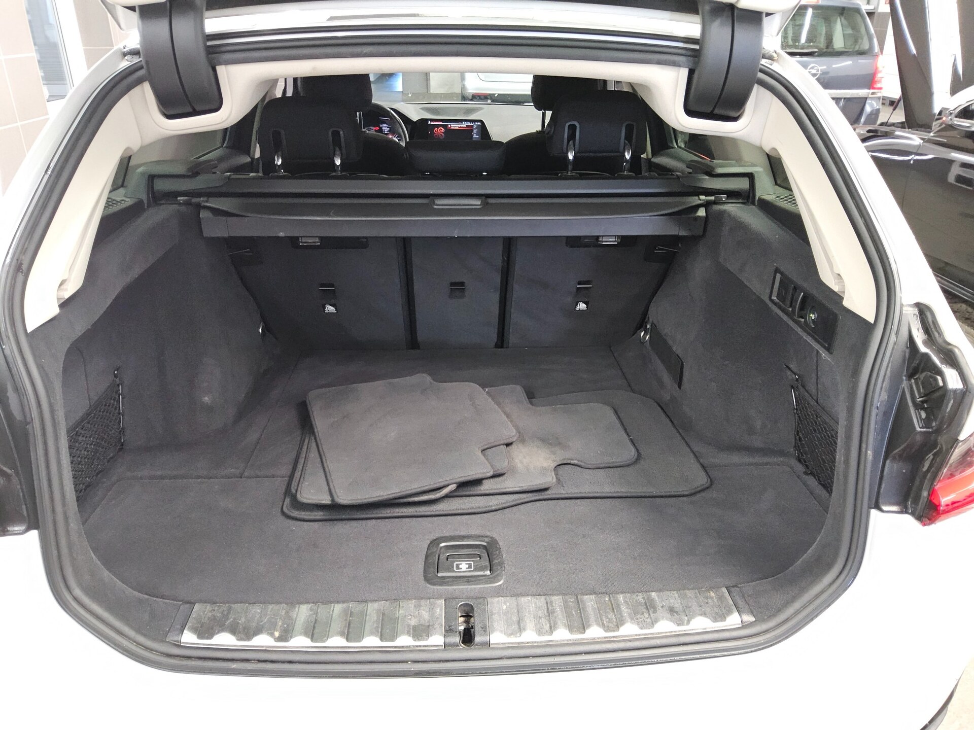BMW 320dA Touring Advantage Navi LED Sthzg AHK Shz 12
