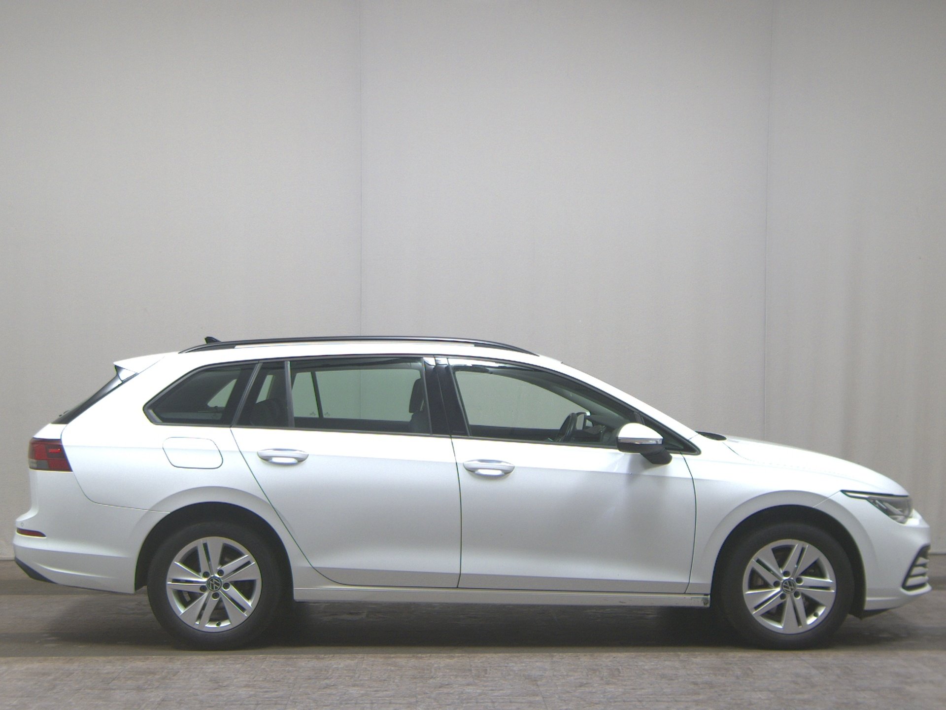Volkswagen Golf-8 Var. 2.0 TDI Life Navi LED AID PDC