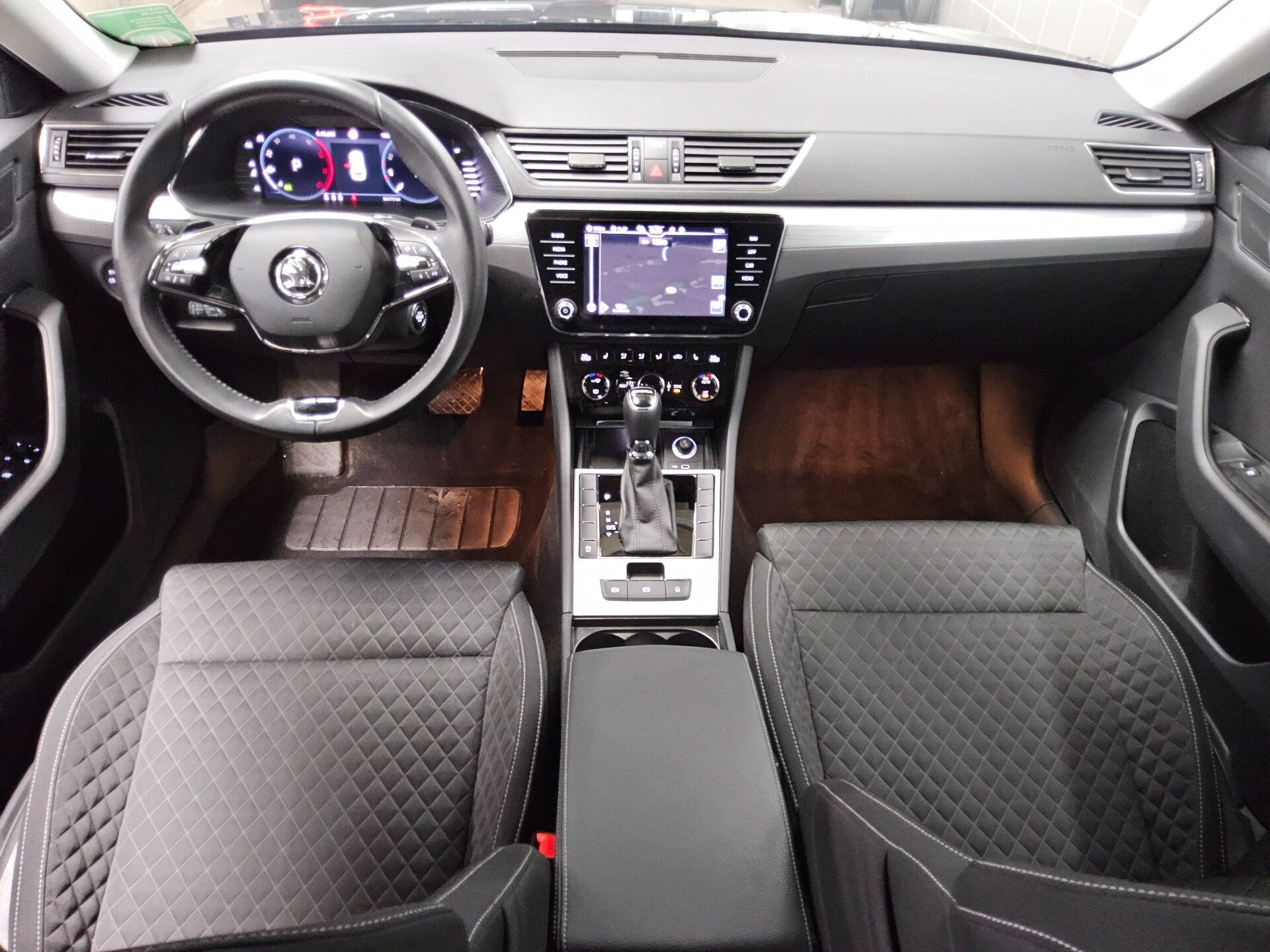Skoda Superb Kombi 2.0 TDI Ambition Navi LED Virtual PDC Shz 5