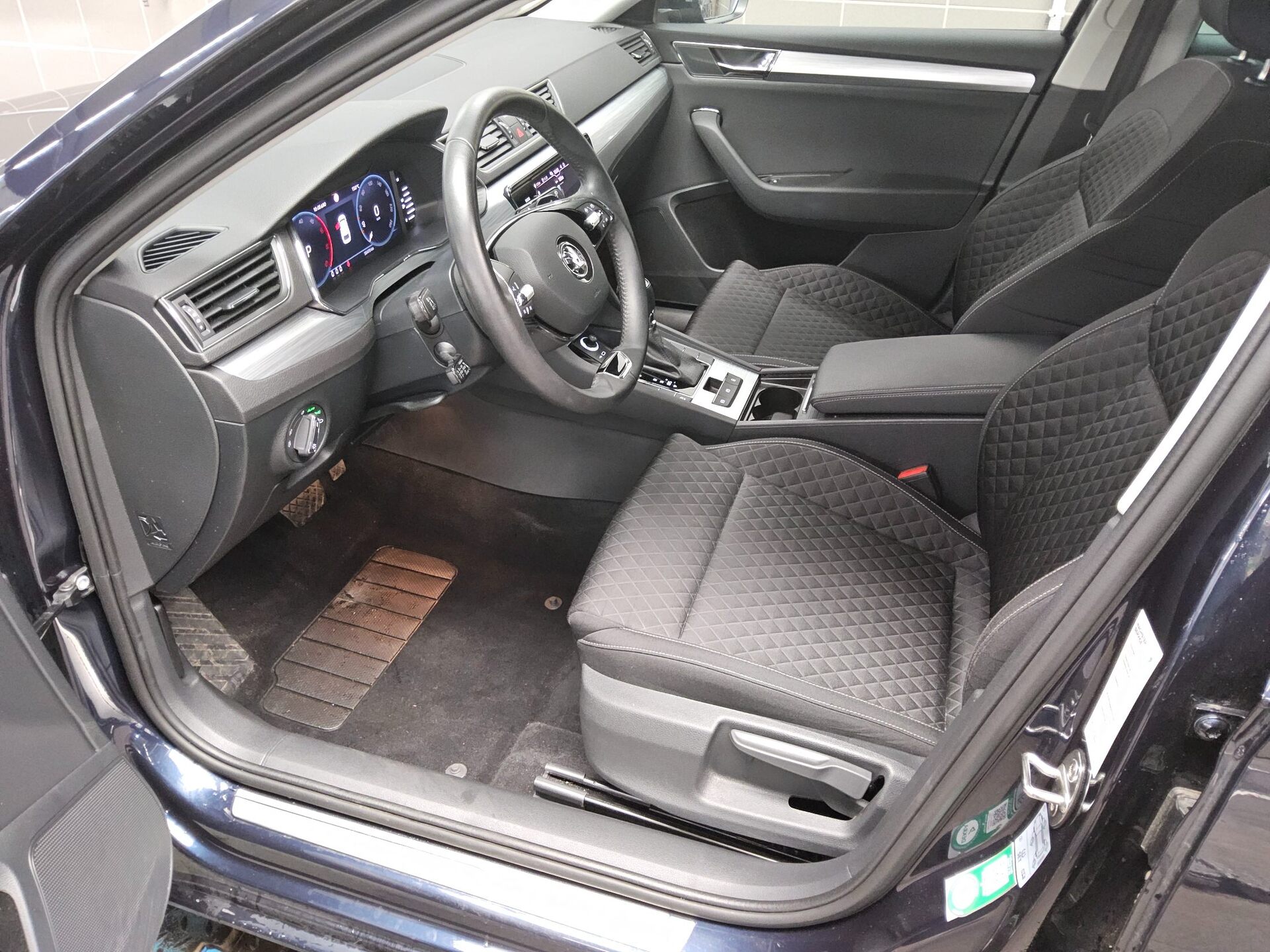 Skoda Superb Kombi 2.0 TDI Ambition Navi LED Virtual PDC Shz 8