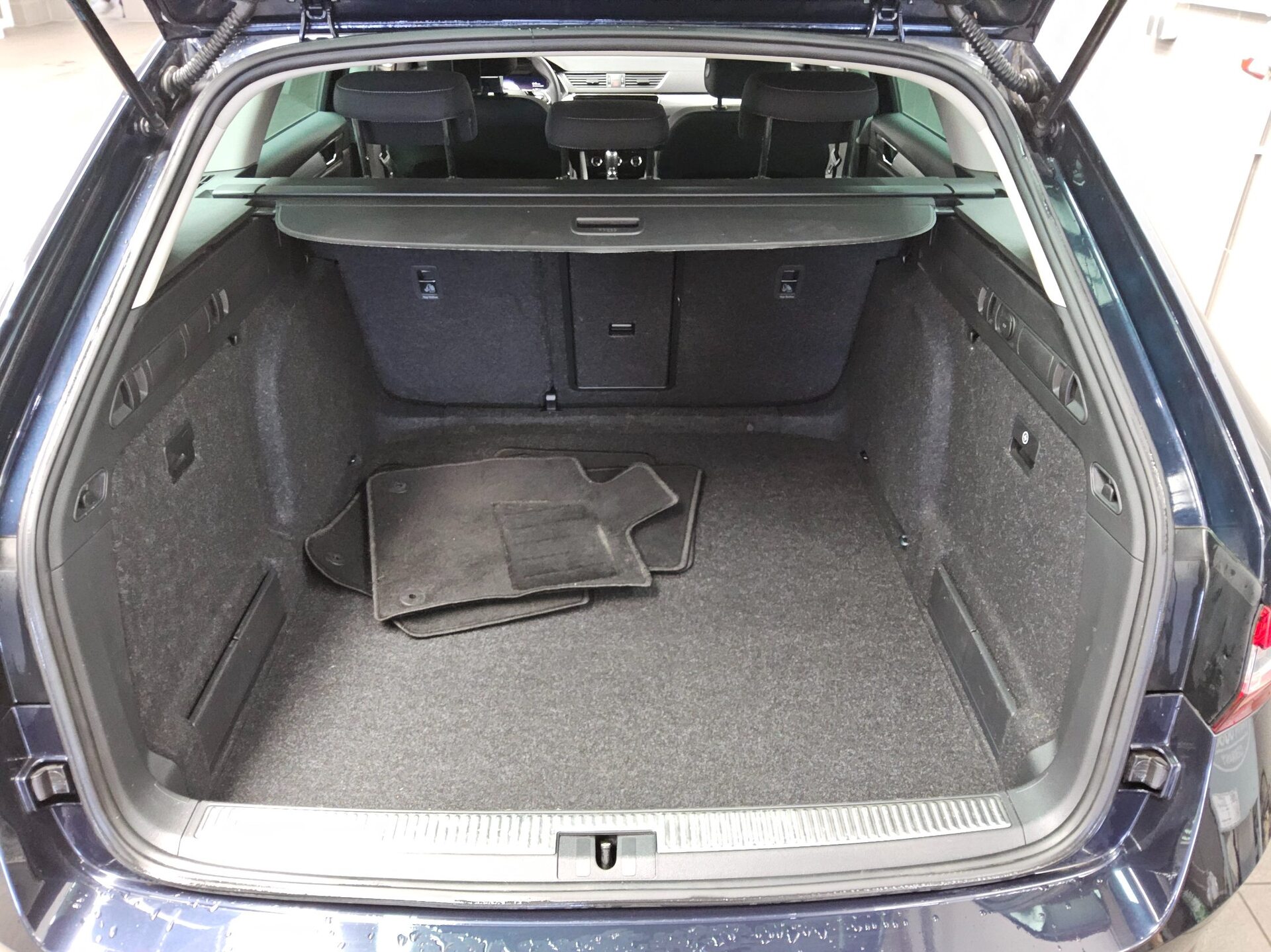 Skoda Superb Kombi 2.0 TDI Ambition Navi LED Virtual PDC Shz 12