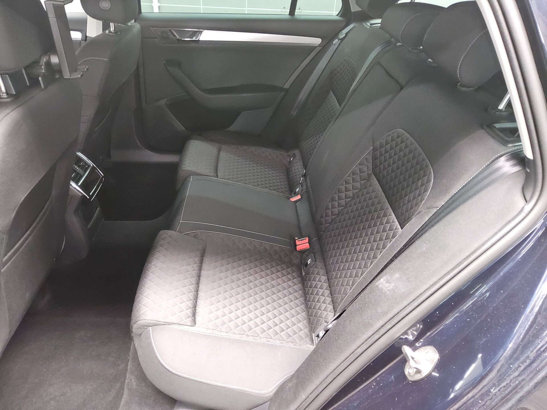Skoda Superb Kombi 2.0 TDI Ambition Navi LED Virtual PDC Shz 13