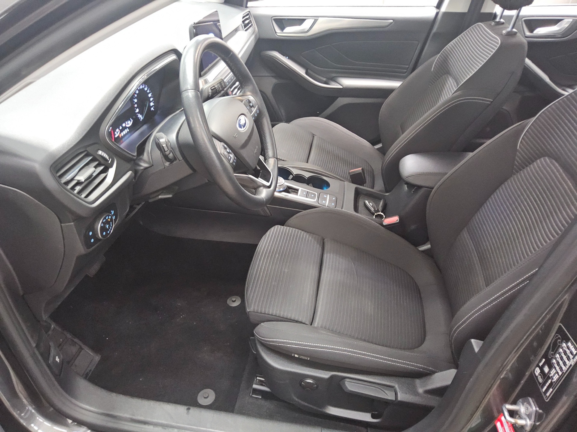 Ford Focus Turnier 1.5 EB Titanium Navi LED RfK ACC 8
