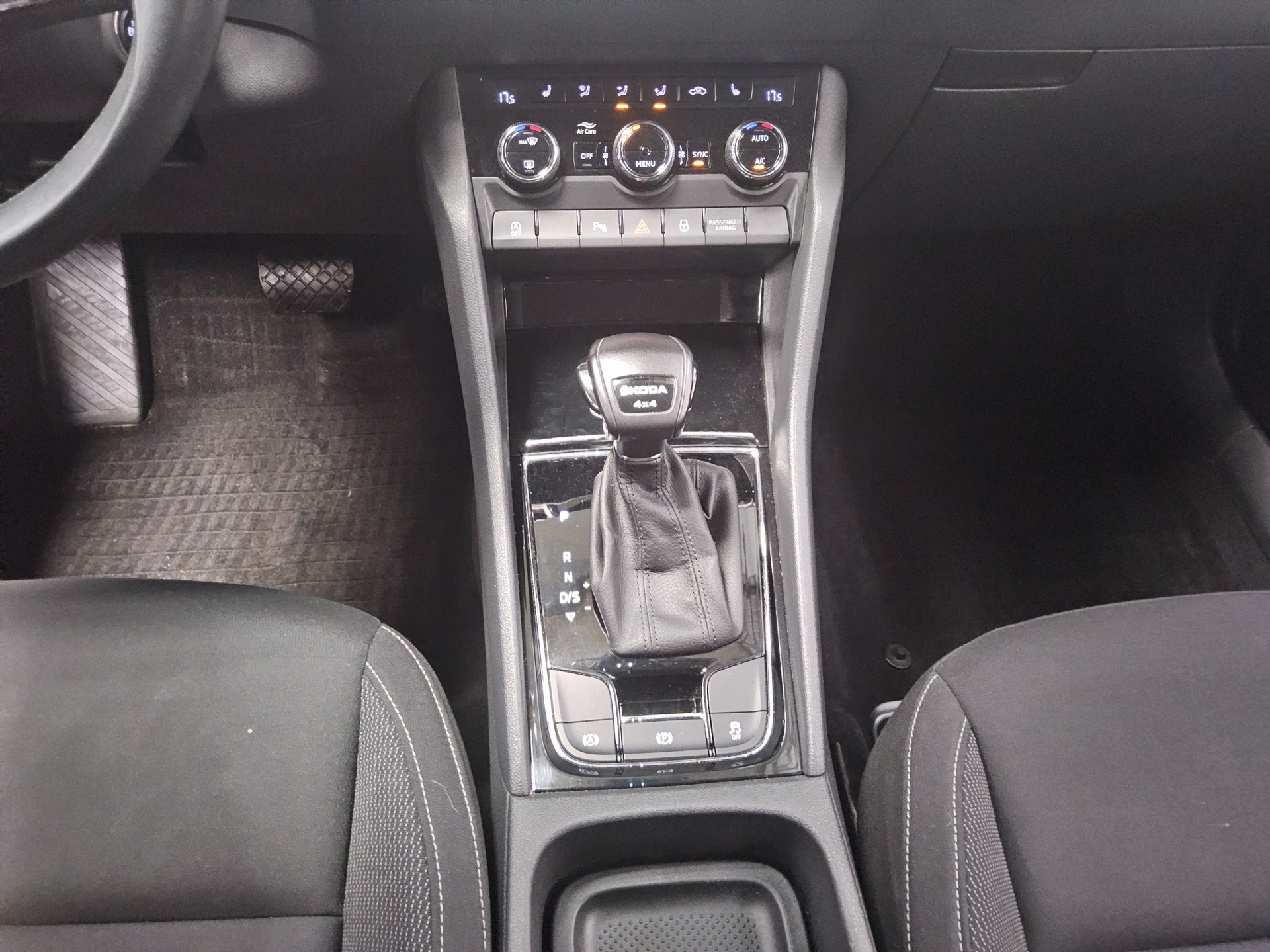 Skoda Karoq 2.0 TDI 4x4 Ambition Navi LED vc AHK RFK 3