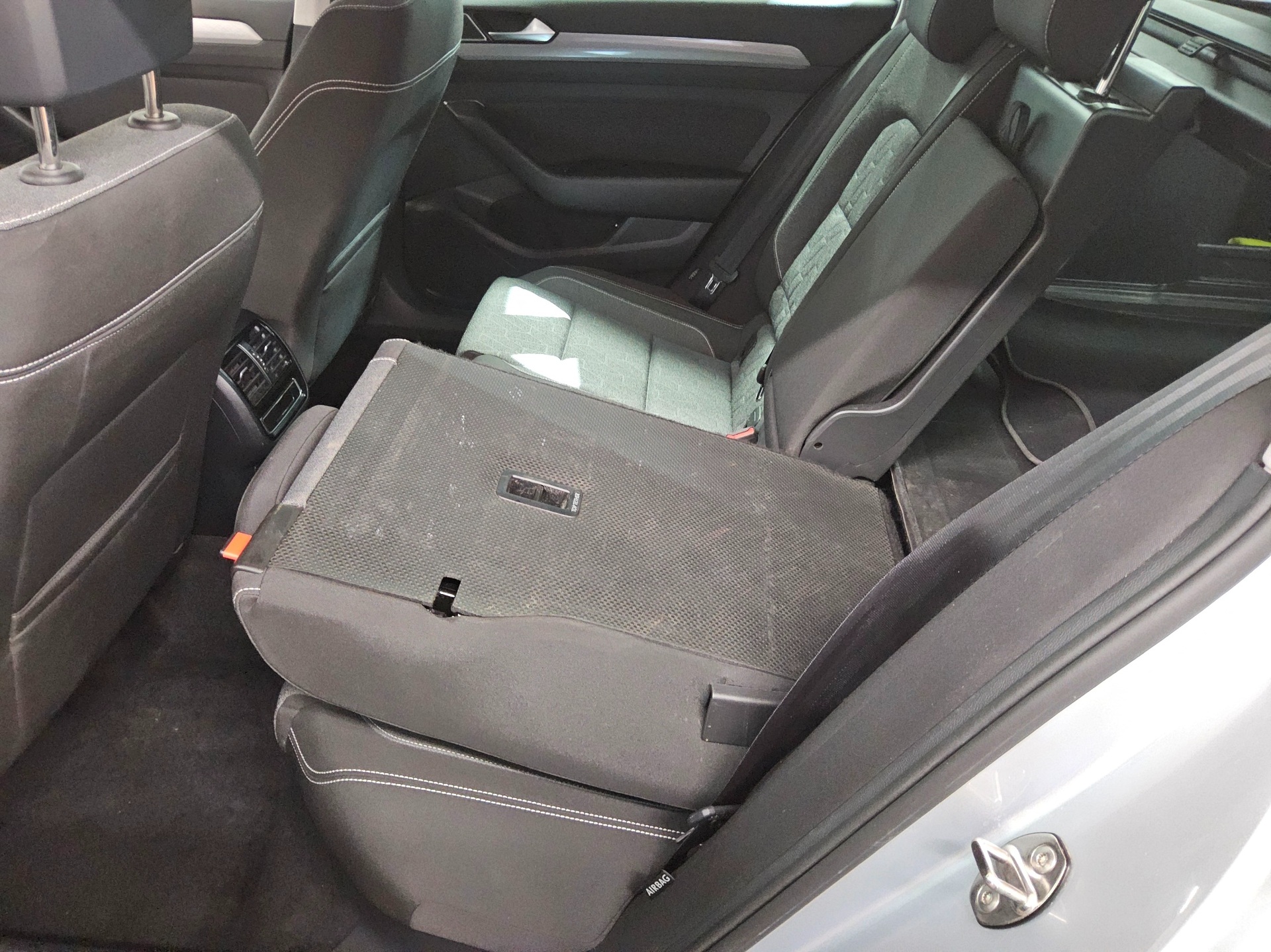 Volkswagen Passat Var. 2.0 TDI Business Navi LED RFK ACC 12