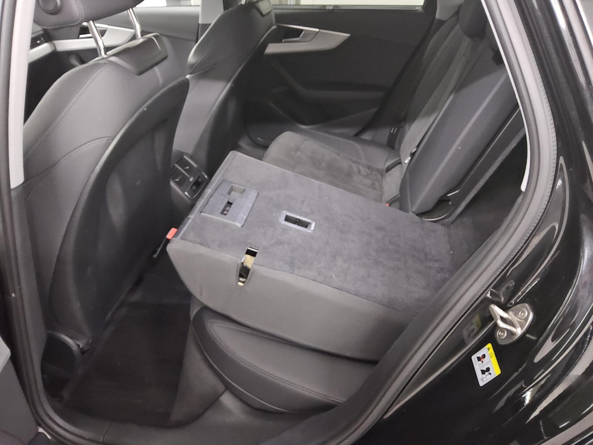 Audi A4 Avant 35 TDI T-Leder Navi LED Sound AHK PDC 12