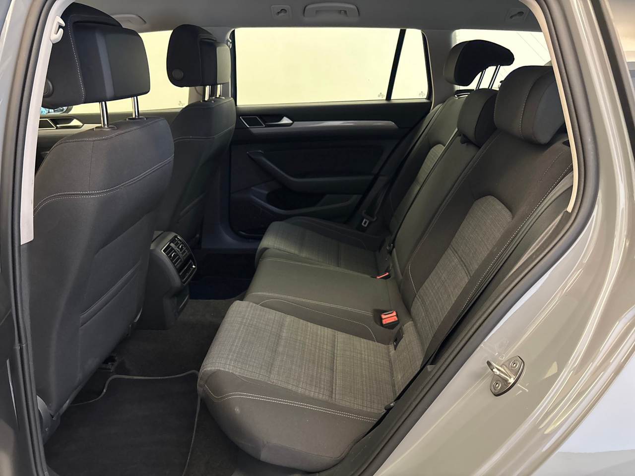 Volkswagen Passat Variant 2.0 TDI Business AHK RFK ACC 7