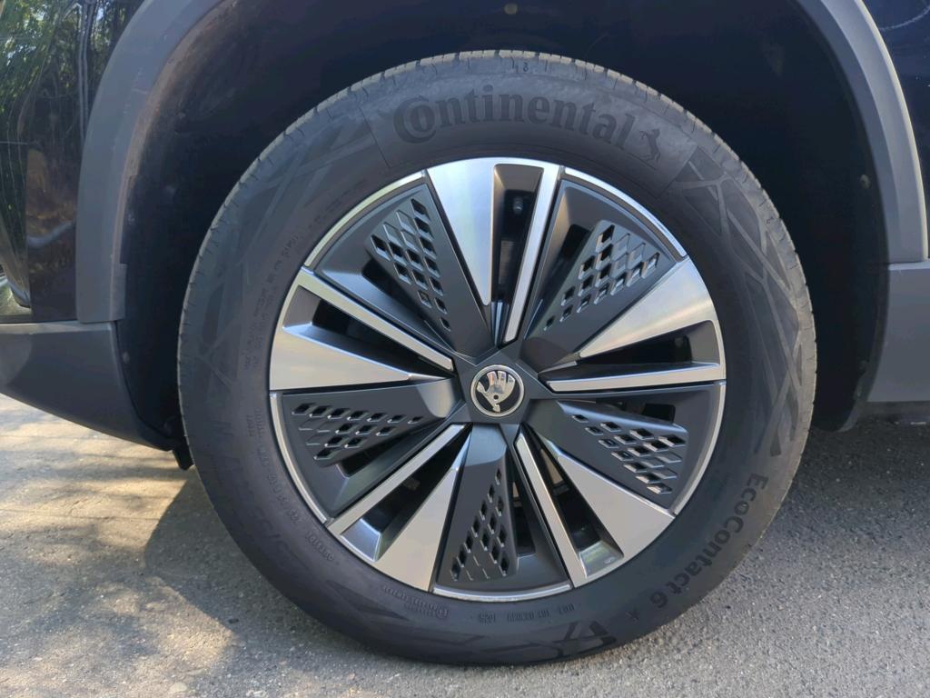Skoda Karoq 2.0 TDI Tour PANO STHZG. RFK AHK 11