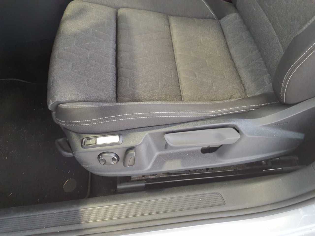 Volkswagen Passat Variant 2.0 TDI Business Navi LED AHK RFK ACC 9