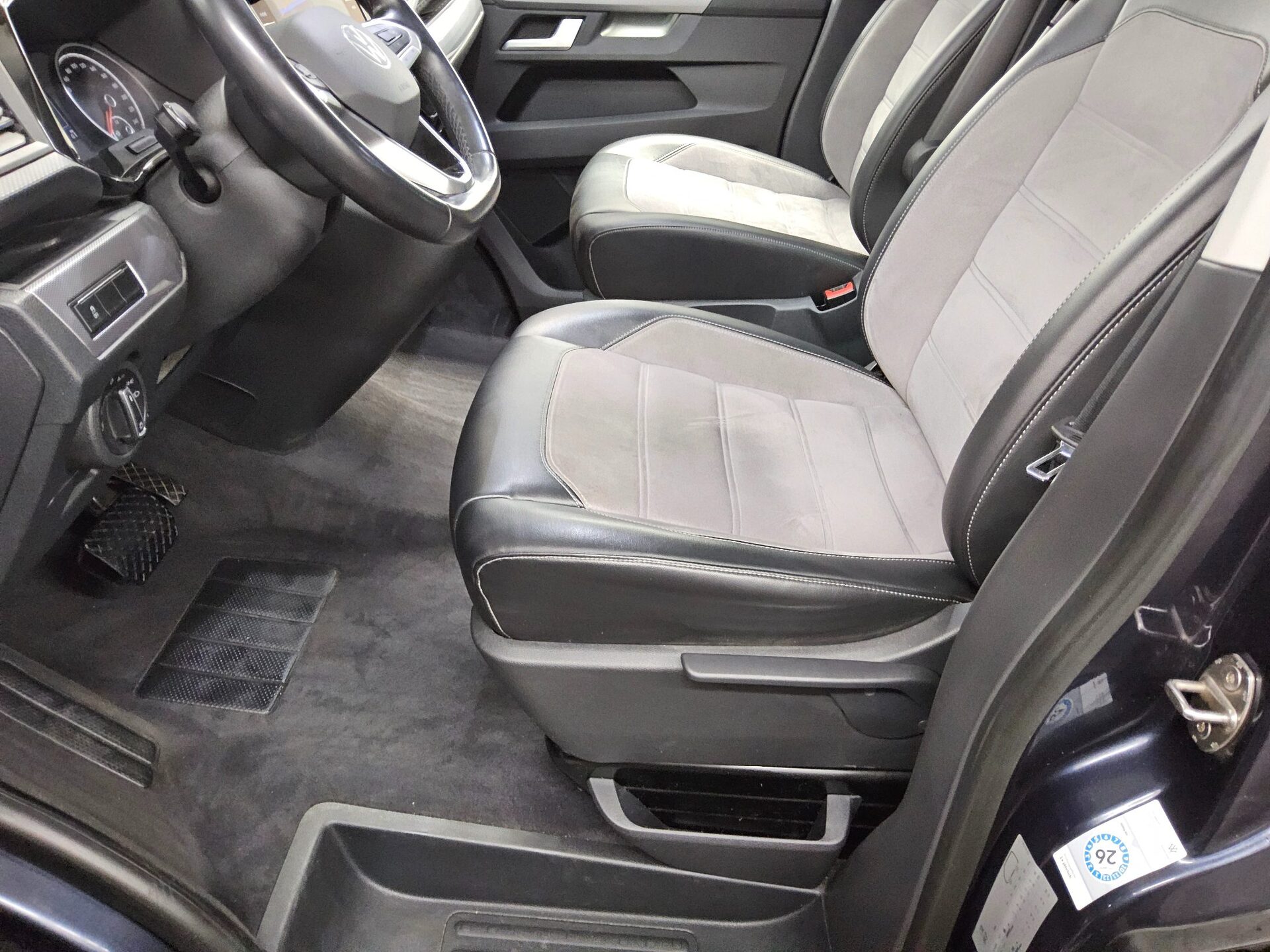 Volkswagen T6 Multivan 2.0 TDI 4M Gen. Six DCC Navi LED AHK 8