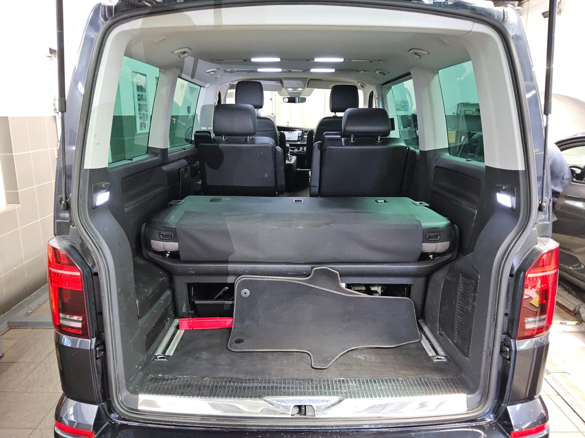 Volkswagen T6 Multivan 2.0 TDI 4M Gen. Six DCC Navi LED AHK 11
