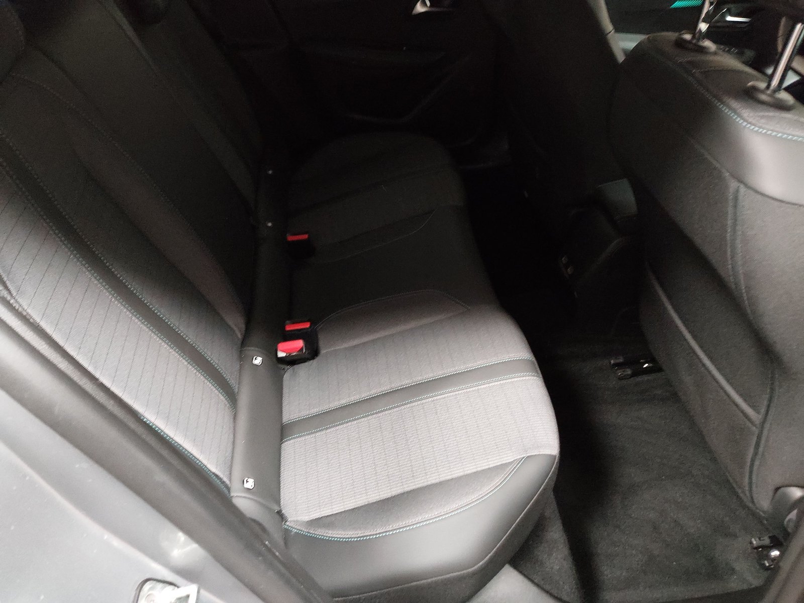 Peugeot 208 1.2 PureTech T-Leder LED PDC 12