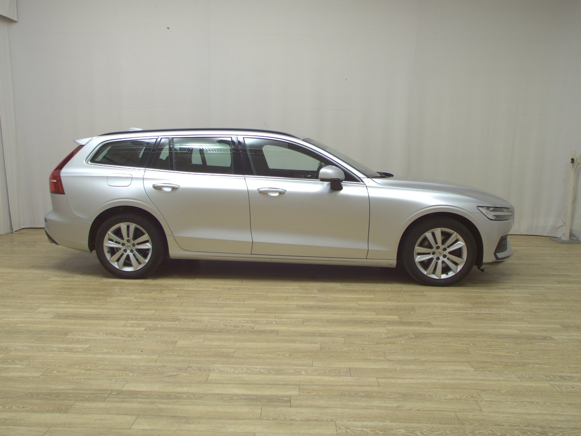 Volvo V60 B4 D Momentum Navi LED AHK Kamera
