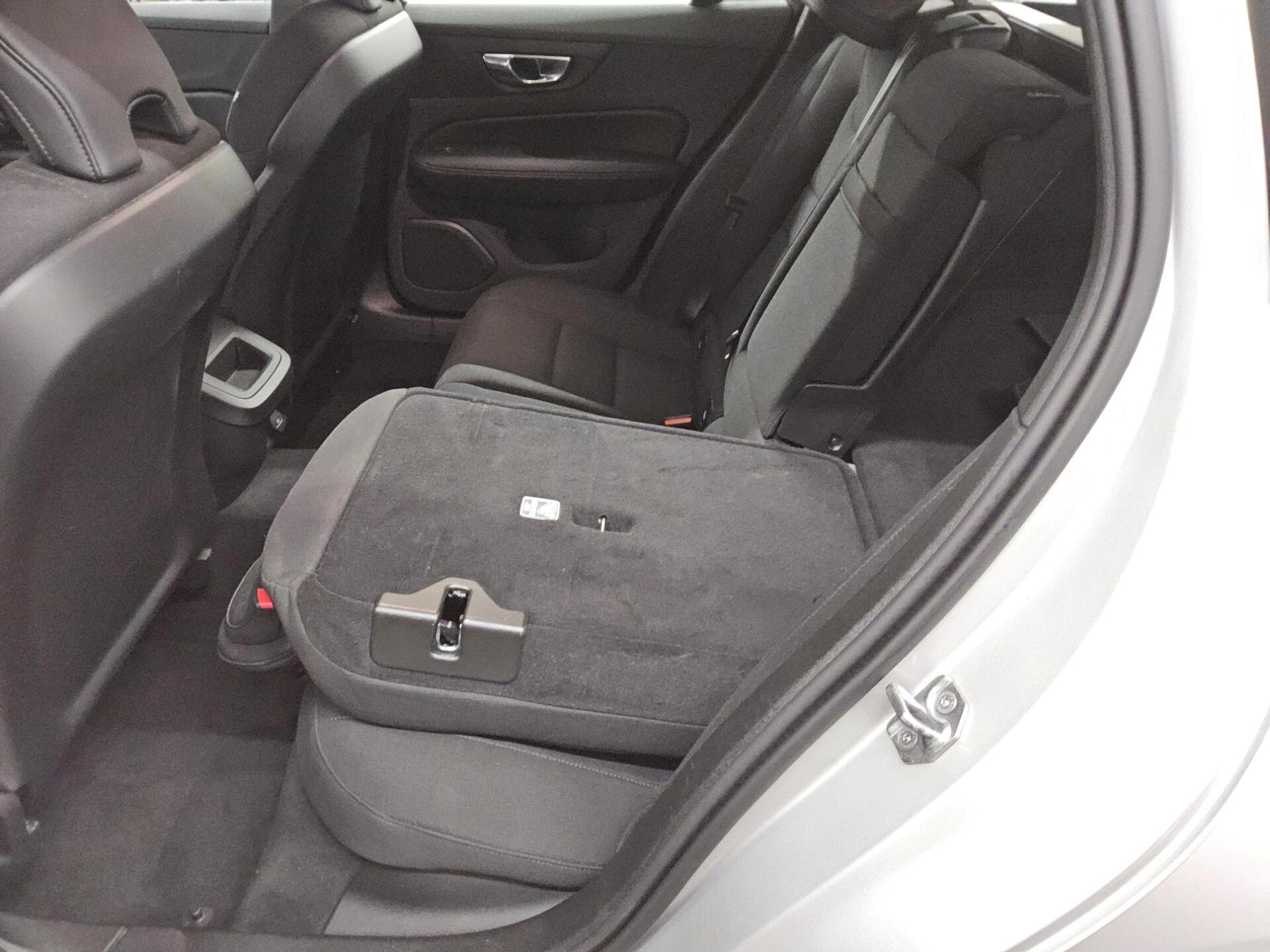 Volvo V60 B4 D Momentum Navi LED AHK Kamera 13
