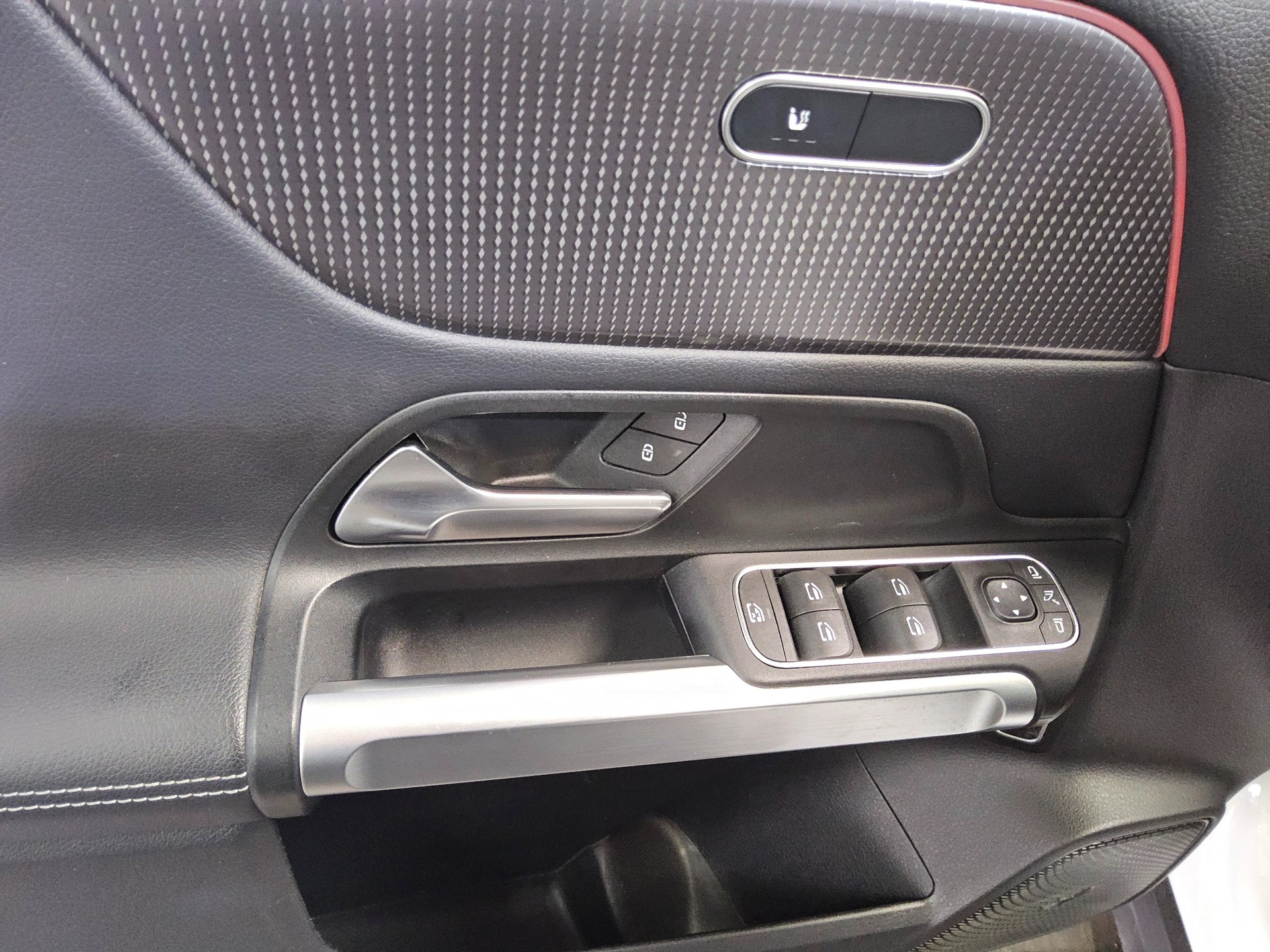 Mercedes-Benz EQB 250 Leder Navi LED Pano Night RfK Distronic+ 10