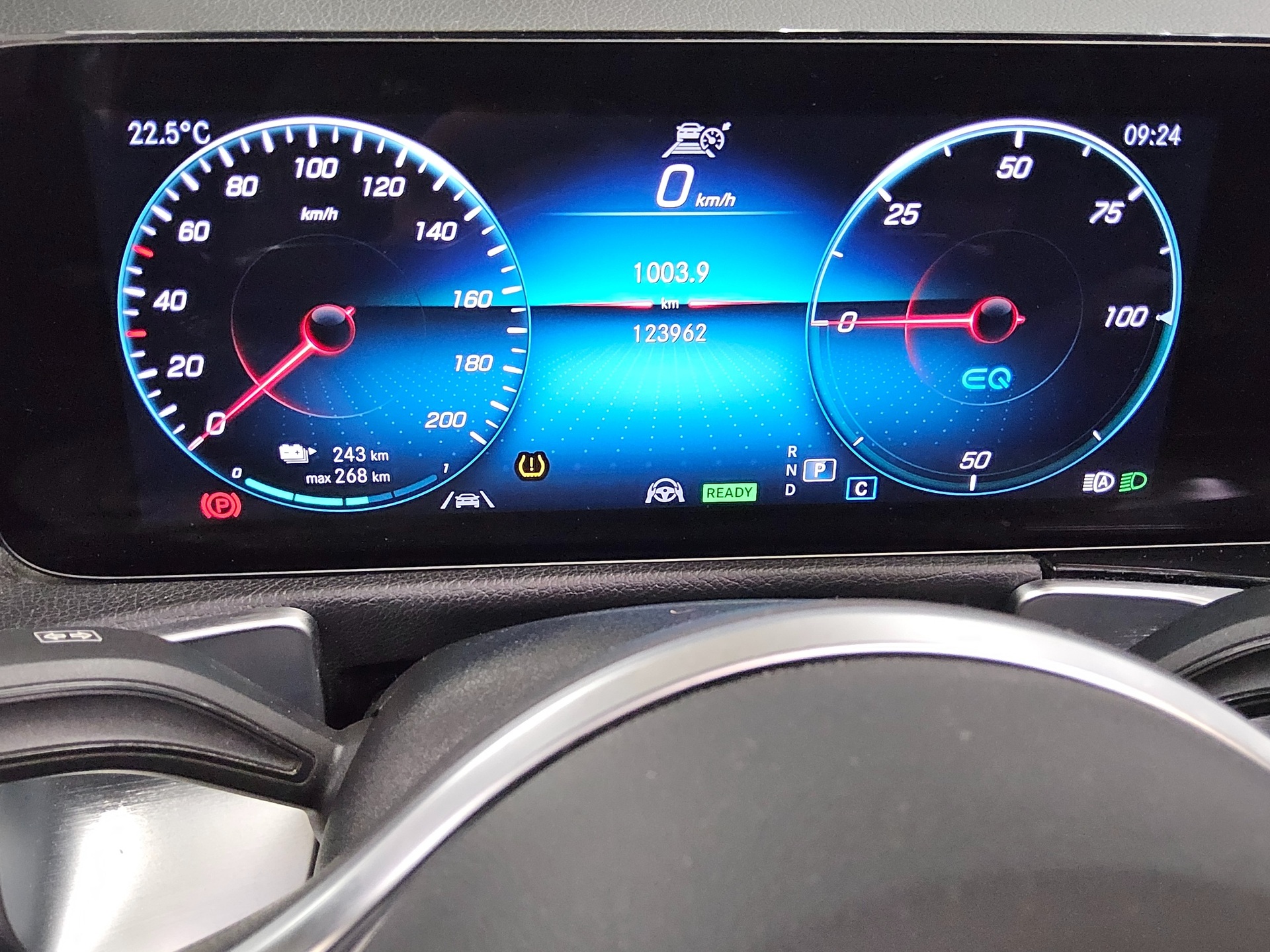 Mercedes-Benz EQB 250 Leder Navi LED Pano Night RfK Distronic+ 8