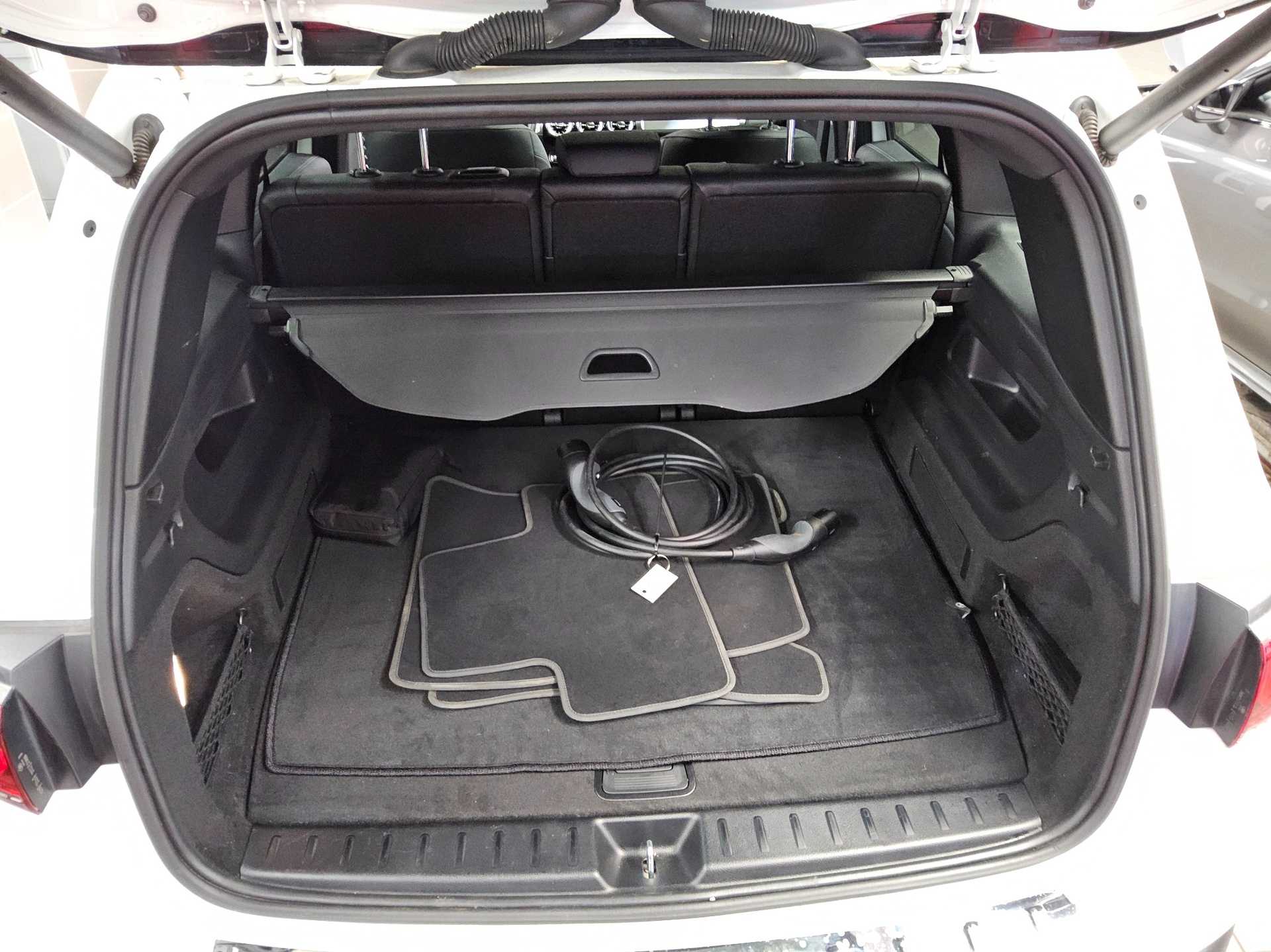 Mercedes-Benz EQB 250 Leder Navi LED Pano Night RfK Distronic+ 13