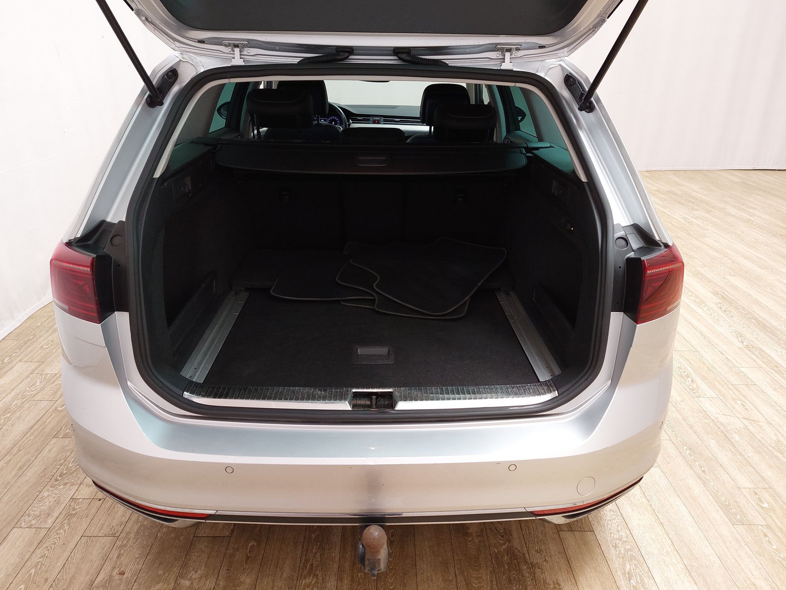 Volkswagen Passat Var. 2.0 TDI Elegance AID Navi Matrix AHK 17