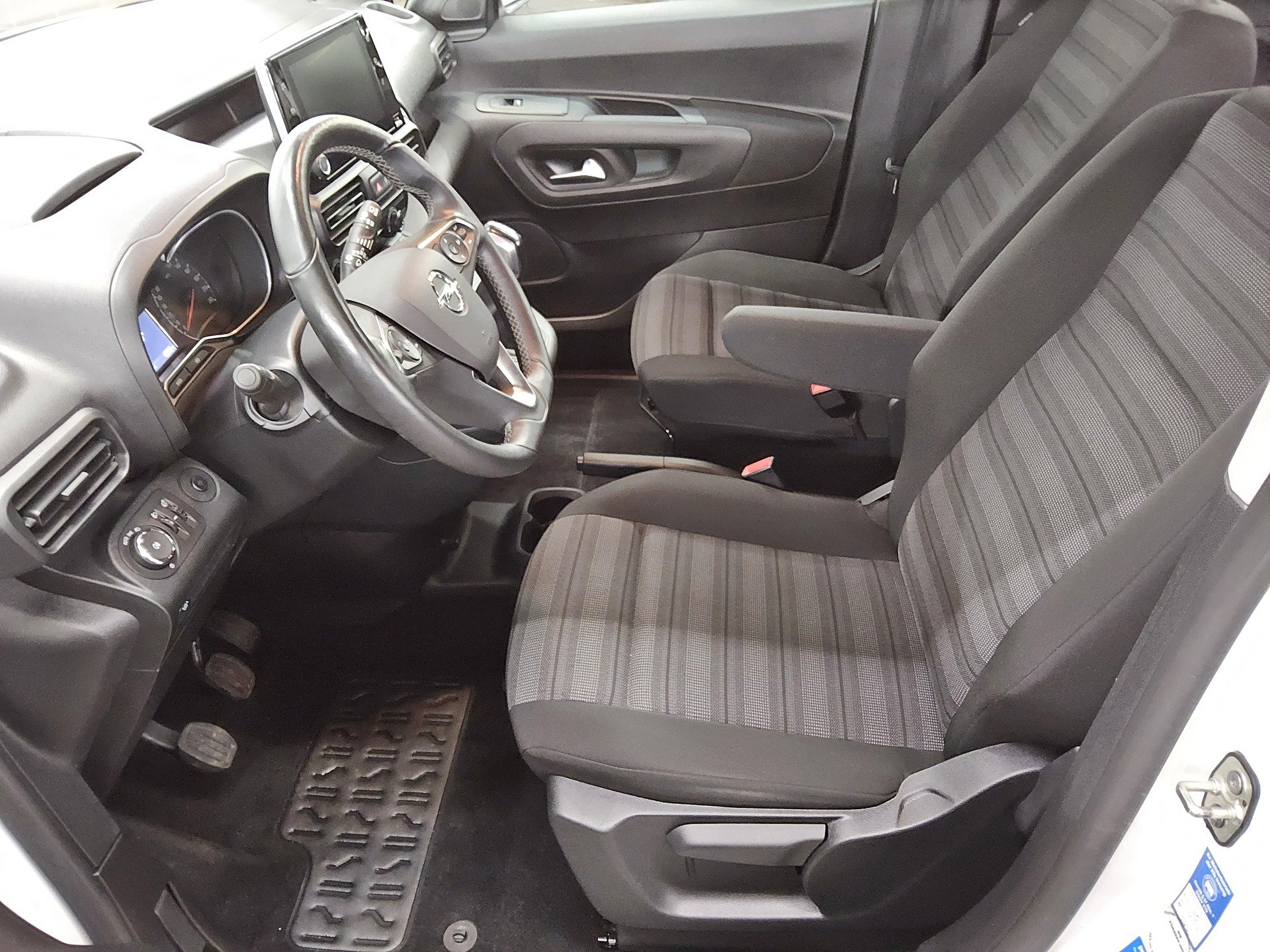 Opel Combo Life 1.5 D Edition 5-Sitzer Navi AHK PDC 8
