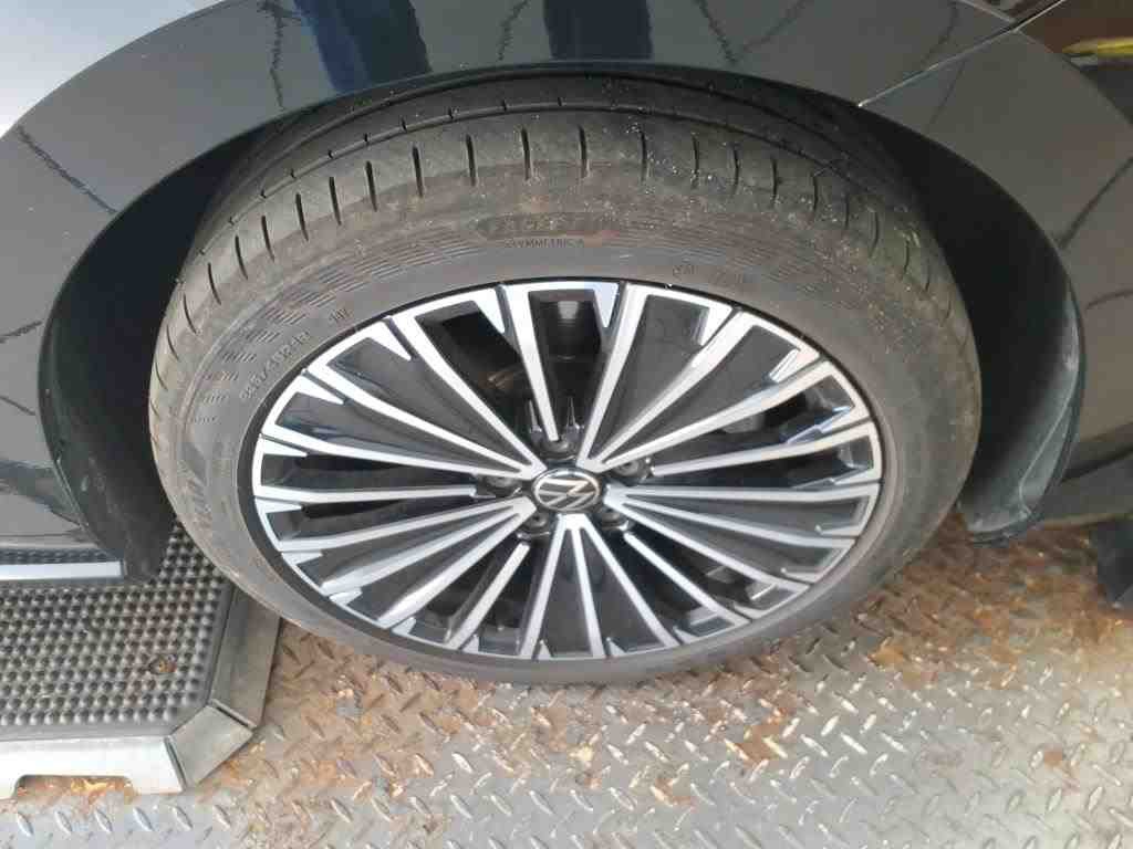 Volkswagen Passat Variant 2.0 TDI Elegance NAVI H/K Sound SHZ ACC 12