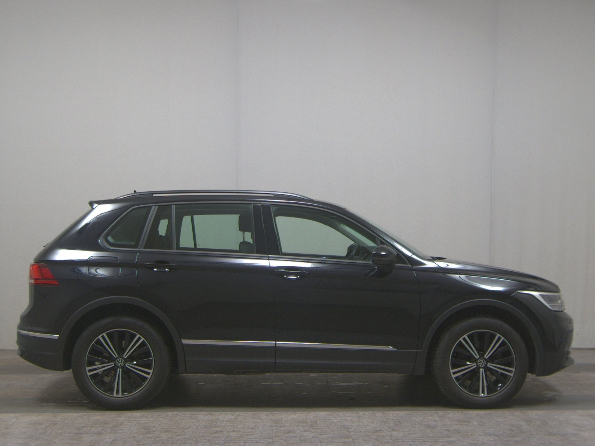 Volkswagen Tiguan 2.0 TDI Life Navi LED ACC 4xShz PDC BT