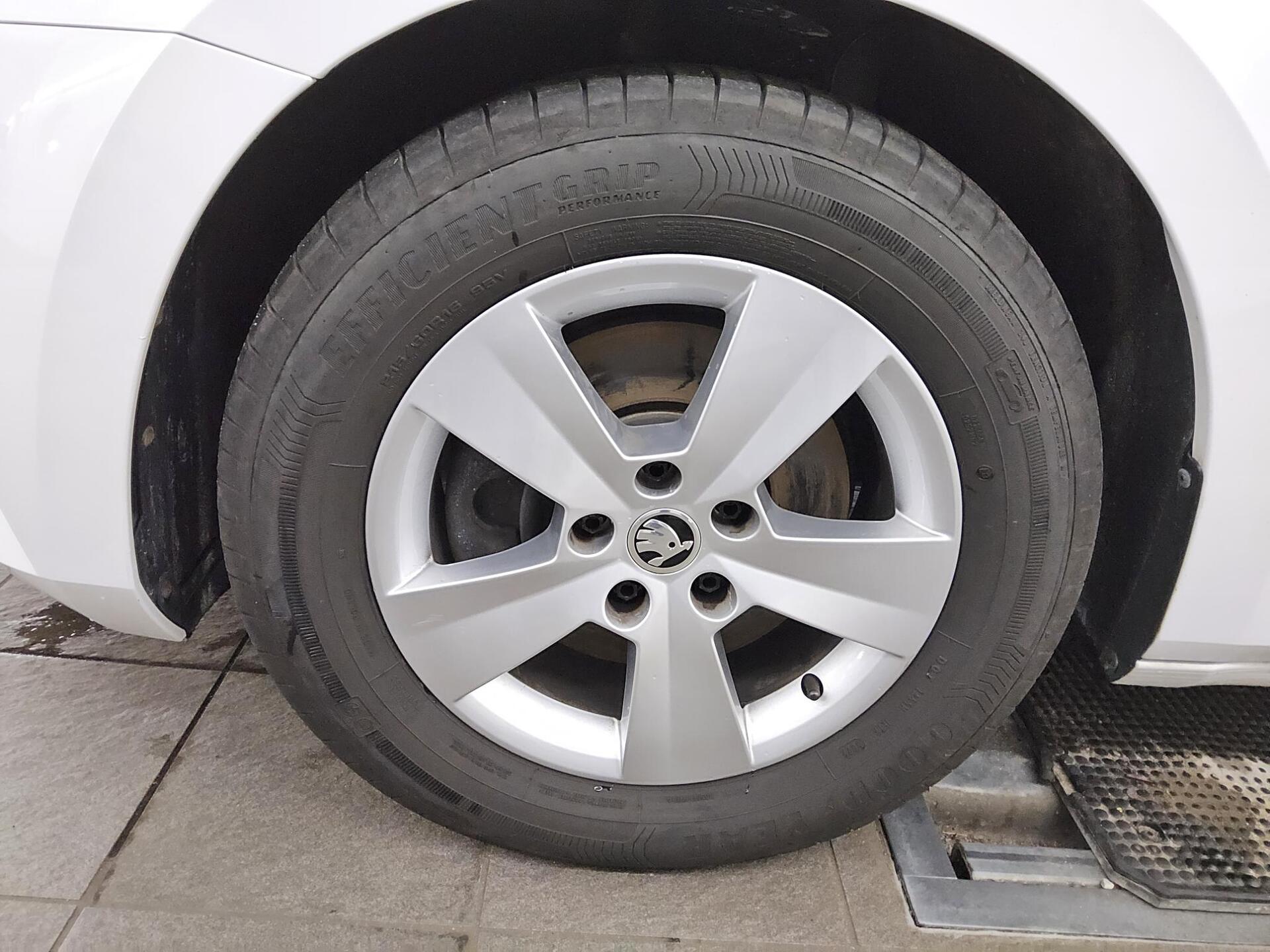 Skoda Superb Kombi 2.0 TDI Ambition Navi LED Virtual Canton 11