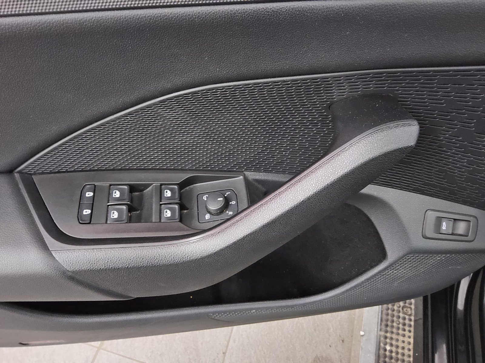 Skoda Octavia Kombi 2.0 TDI Style Navi vc Pano LED 10