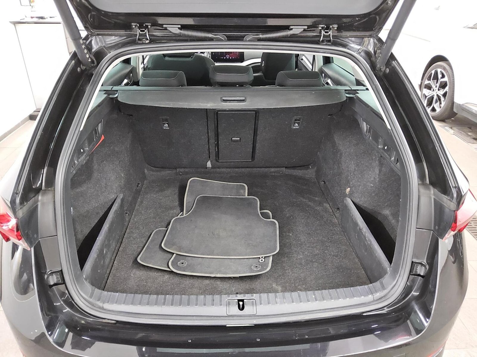 Skoda Octavia Kombi 2.0 TDI Style Navi vc Pano LED 13