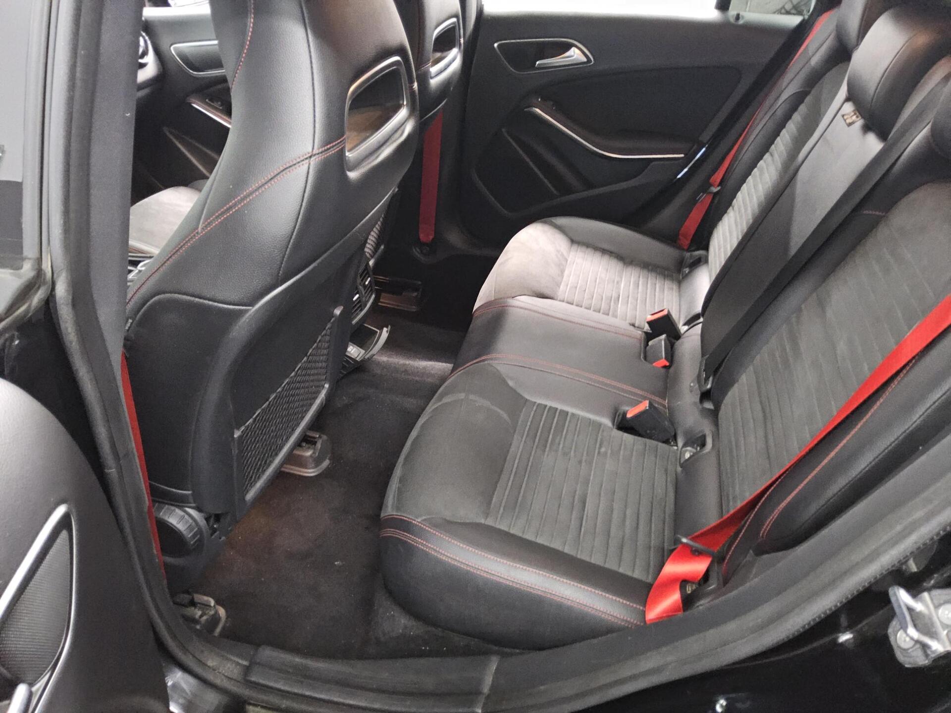 Mercedes-Benz CLA 220 SB d AMG-Line Night COMAND LED H-K 12