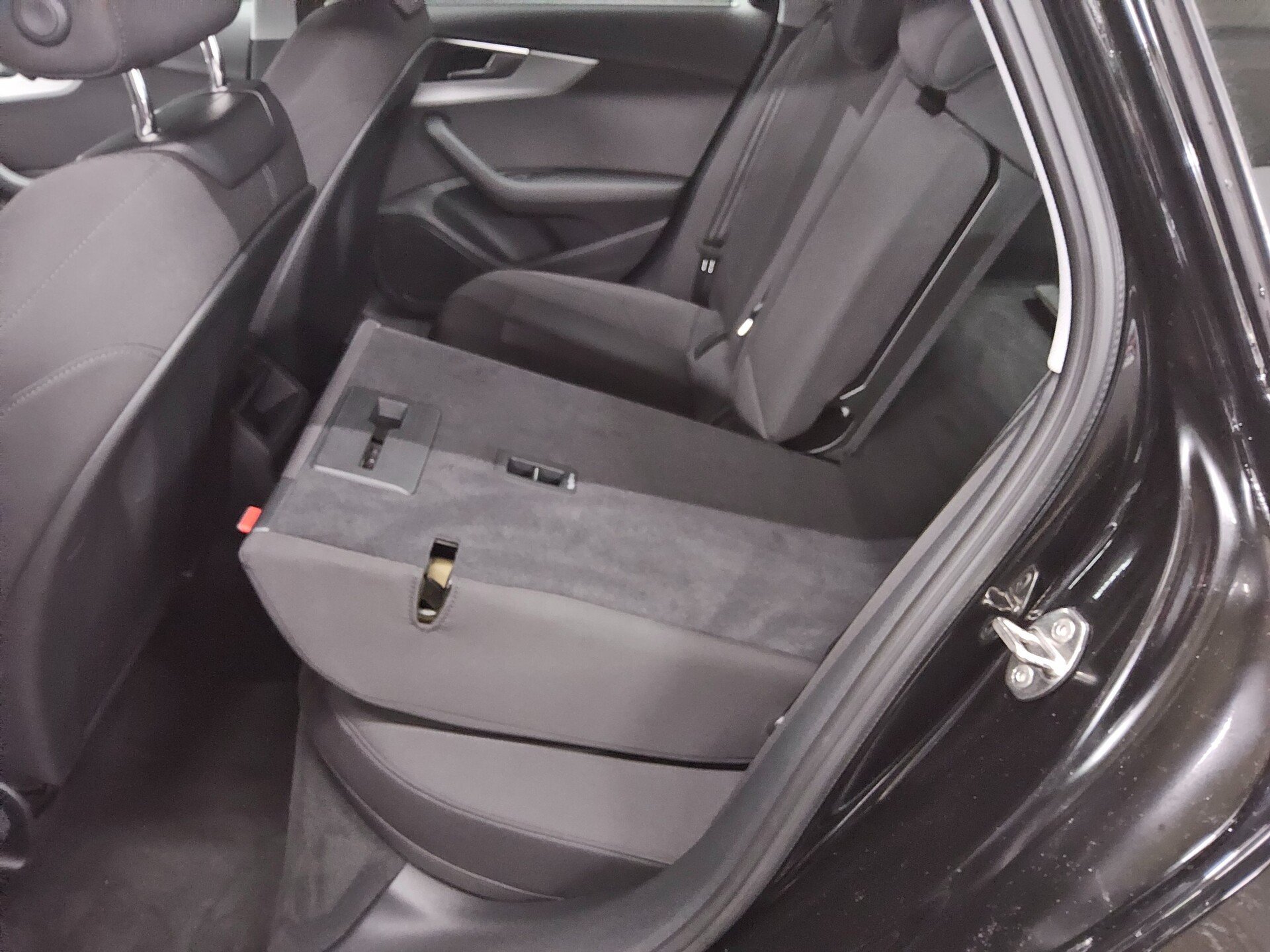 Audi A4 Avant 40 TDI Navi LED Sportsitze PDC 12