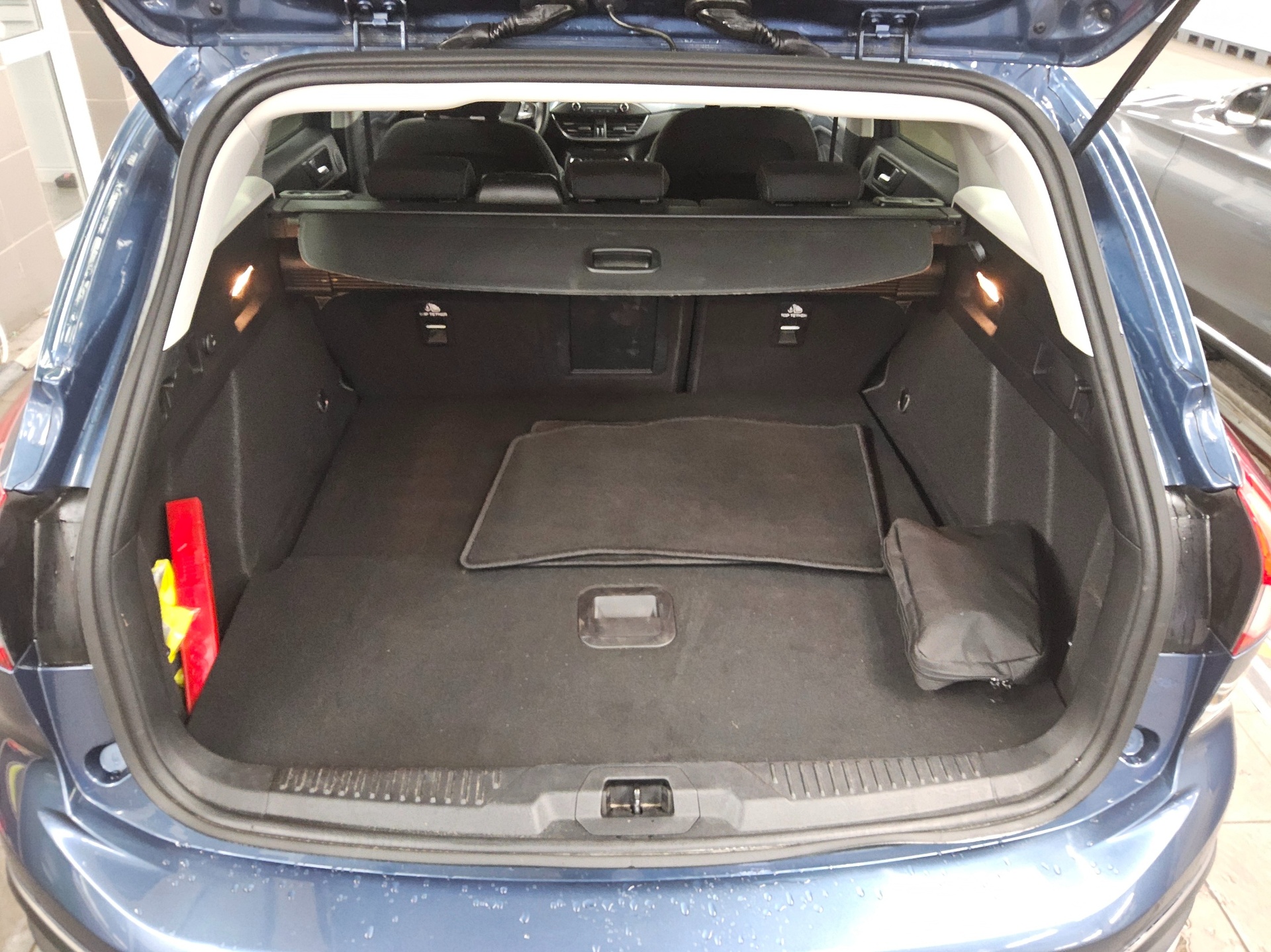 Ford Focus Turnier 2.0 EB Active Navi LED B&O RFK AHK 11