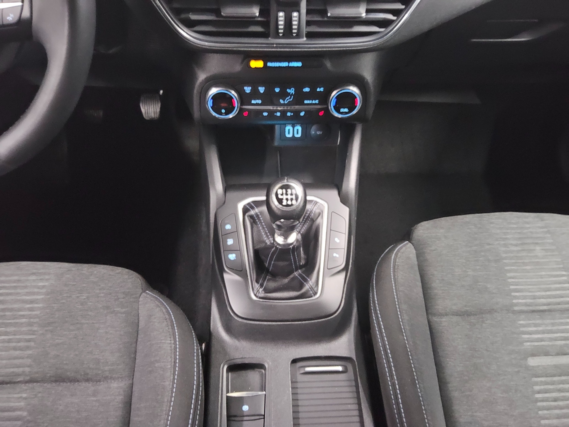 Ford Focus Turnier 2.0 EB Active Navi LED B&O RFK AHK 6