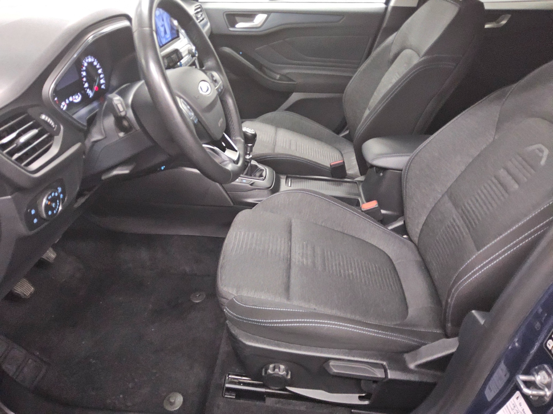 Ford Focus Turnier 2.0 EB Active Navi LED B&O RFK AHK 8